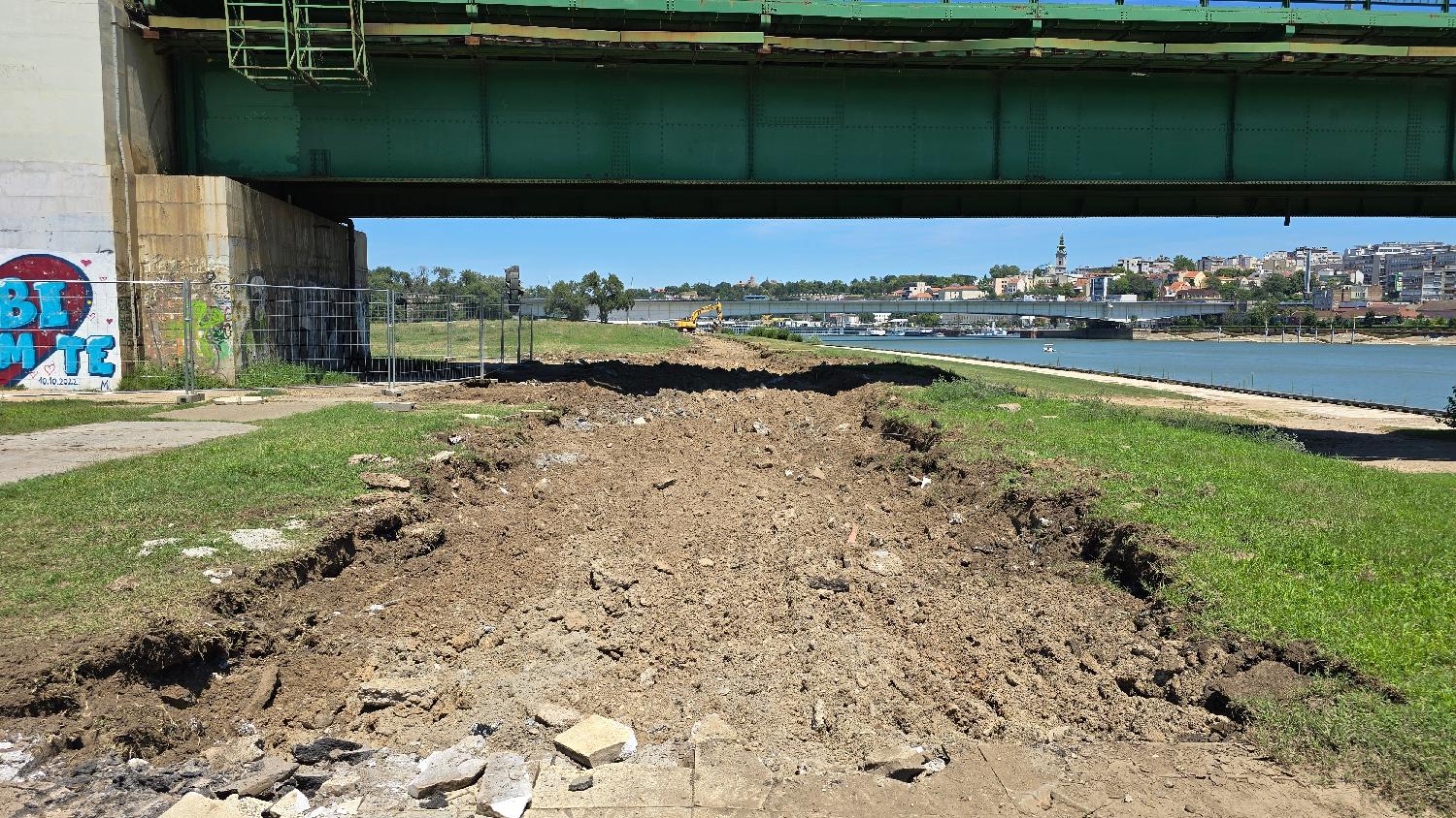 Beograd 06.07.2024. Prostor za pešake i bicikliste između Brankovog i Starog savskog mosta sa Novobeogradske strane danas jepotpuno zatvoren zbog pripremnih radova za demontažu Starog savskog mosta Foto: FoNet/Marko Dragoslavić