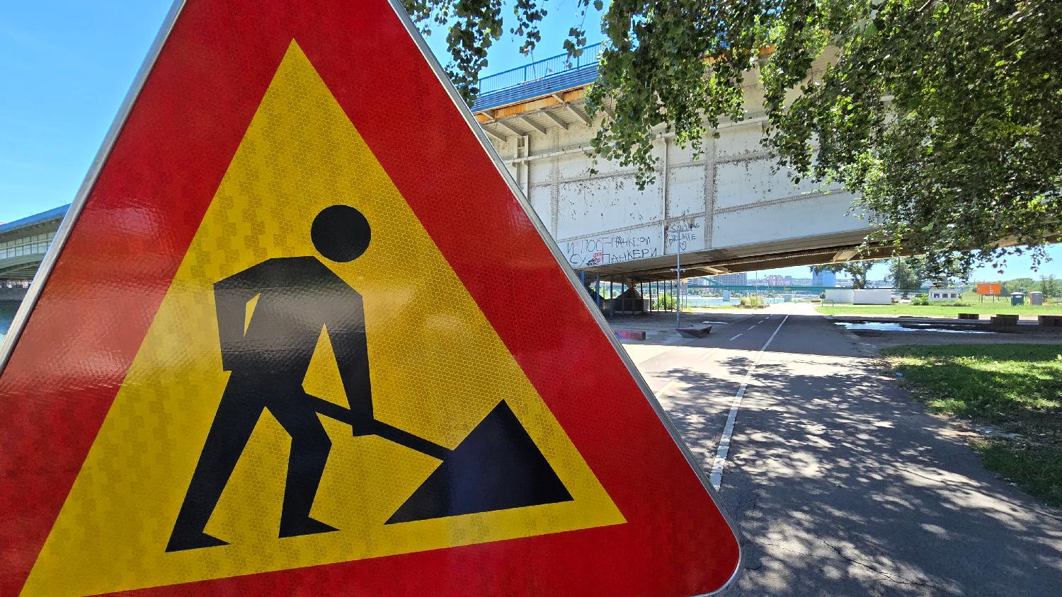 Beograd 06.07.2024. Prostor za pešake i bicikliste između Brankovog i Starog savskog mosta sa Novobeogradske strane danas jepotpuno zatvoren zbog pripremnih radova za demontažu Starog savskog mosta Foto: FoNet/Marko Dragoslavić