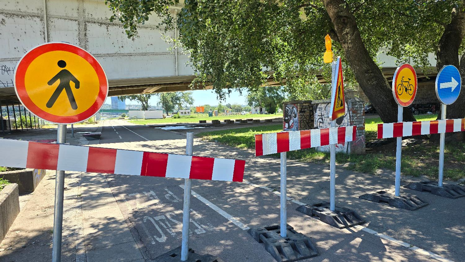 Beograd 06.07.2024. Prostor za pešake i bicikliste između Brankovog i Starog savskog mosta sa Novobeogradske strane danas jepotpuno zatvoren zbog pripremnih radova za demontažu Starog savskog mosta Foto: FoNet/Marko Dragoslavić