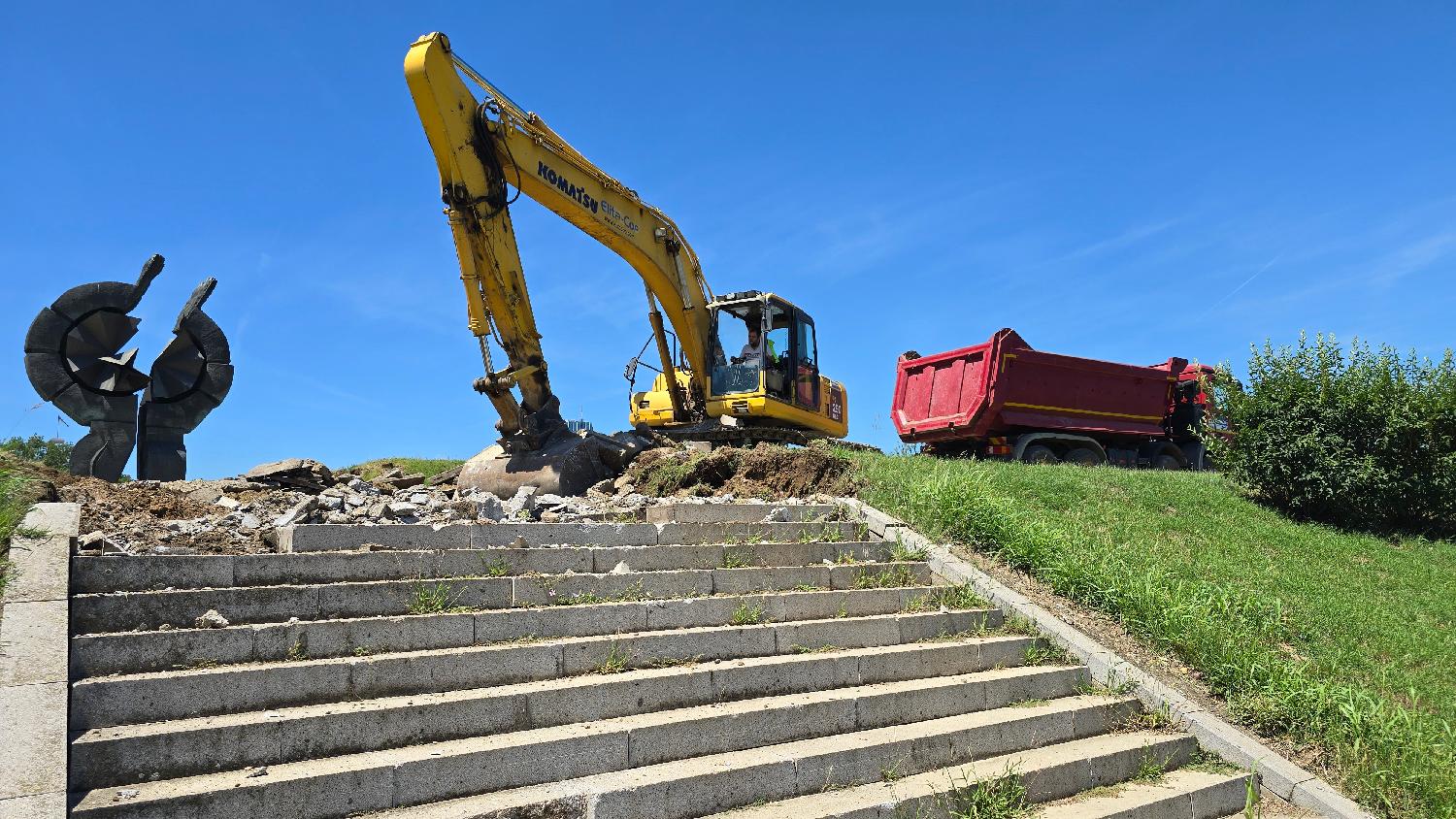 Beograd 06.07.2024. Prostor za pešake i bicikliste između Brankovog i Starog savskog mosta sa Novobeogradske strane danas jepotpuno zatvoren zbog pripremnih radova za demontažu Starog savskog mosta Foto: FoNet/Marko Dragoslavić