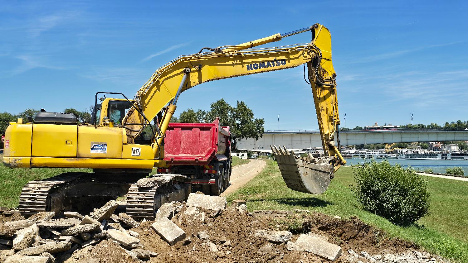 Beograd 06.07.2024. Prostor za pešake i bicikliste između Brankovog i Starog savskog mosta sa Novobeogradske strane danas jepotpuno zatvoren zbog pripremnih radova za demontažu Starog savskog mosta Foto: FoNet/Marko Dragoslavić