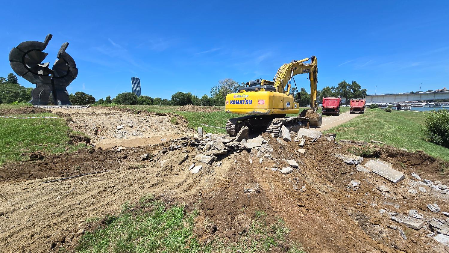 Beograd 06.07.2024. Prostor za pešake i bicikliste između Brankovog i Starog savskog mosta sa Novobeogradske strane danas jepotpuno zatvoren zbog pripremnih radova za demontažu Starog savskog mosta Foto: FoNet/Marko Dragoslavić