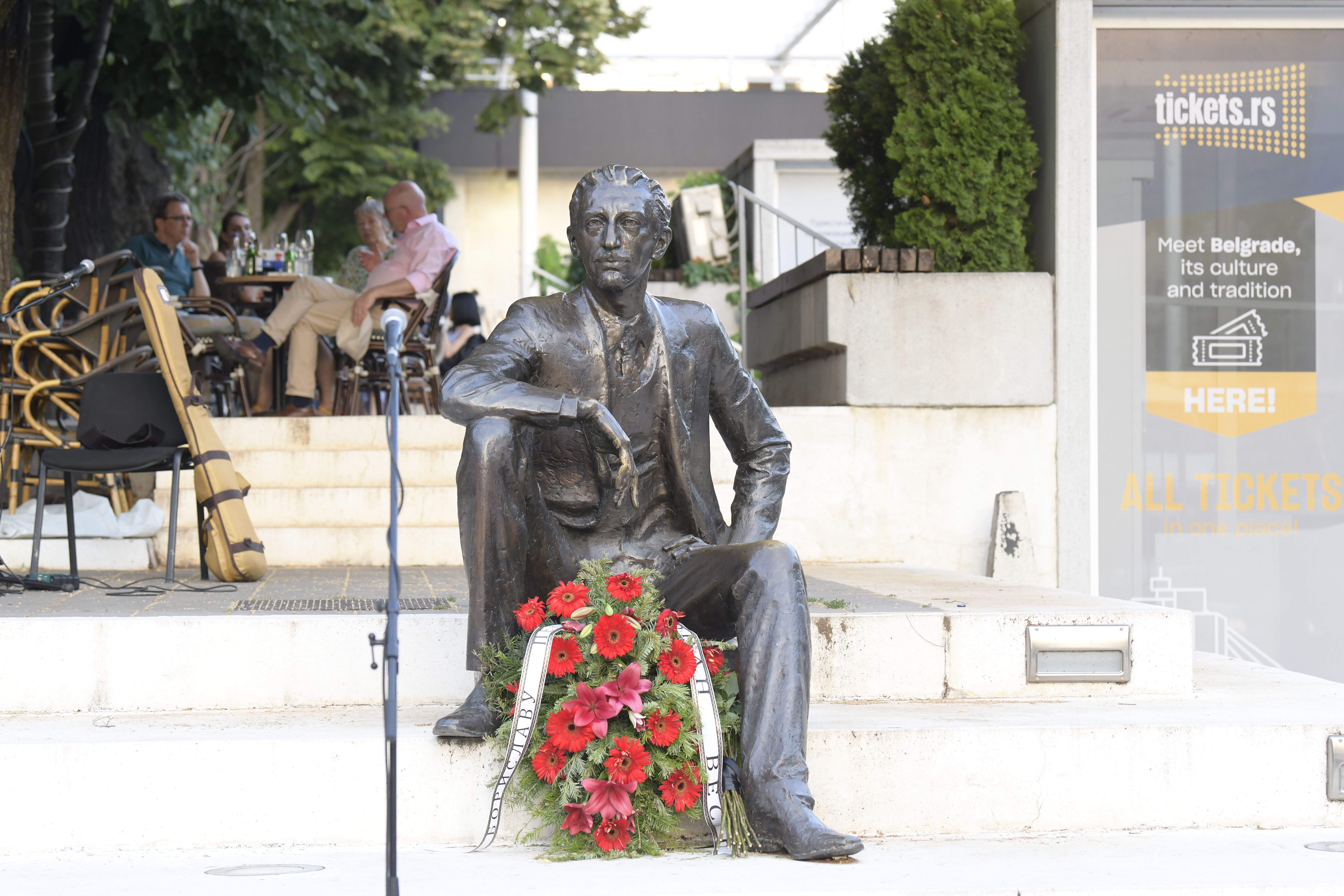 Beograd 02.07.2022. 30 godina od smrti Borislava Pekića, godisnjica smrti, spomenik knjizevniku, polaganje cveca Foto: Goran Srdanov/Nova.rs