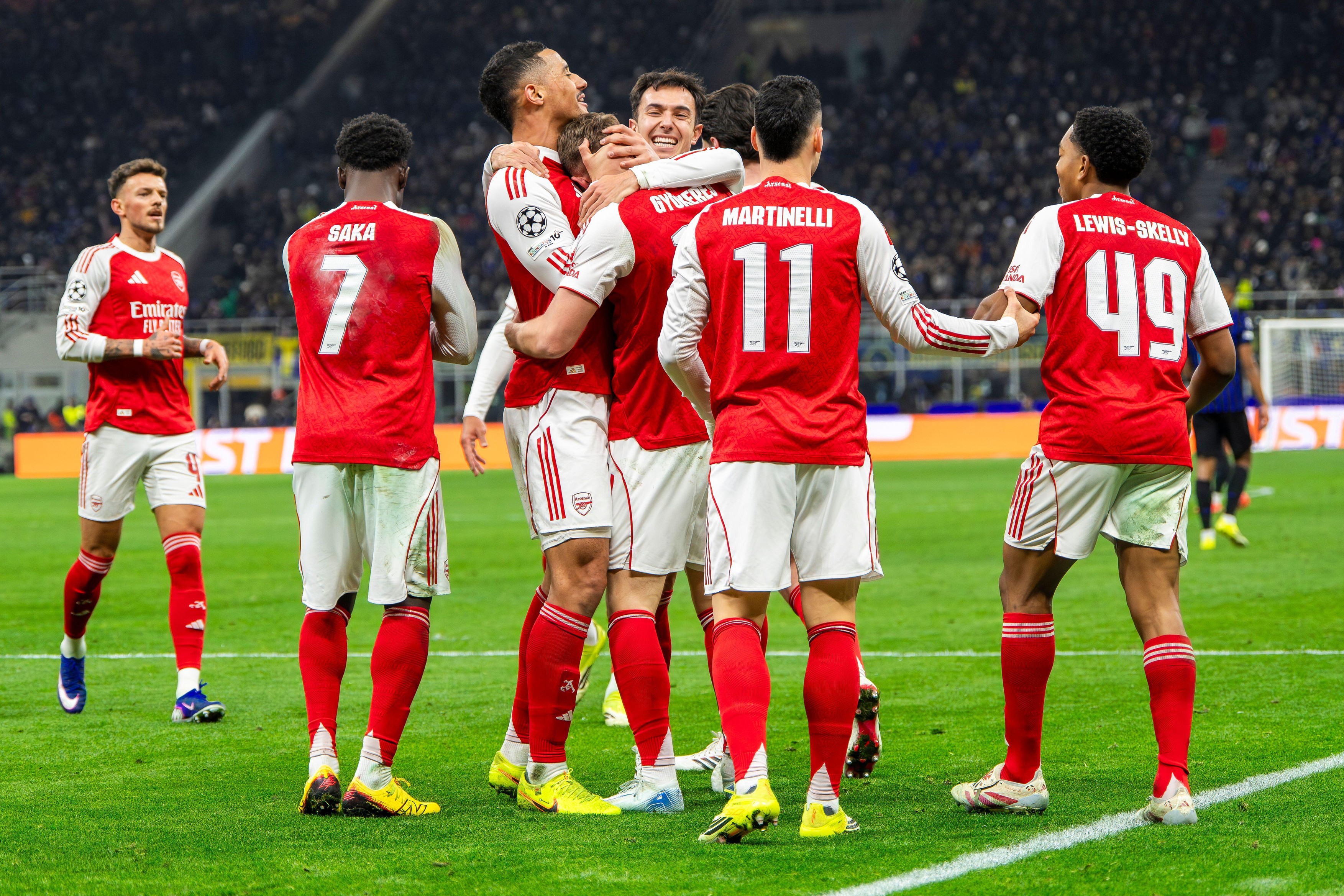 MILAN, ITALY - JANUARY 20: Arsenal celebrates Viktor Gyokeres of Arsenal behind Gabriel Martinelli) for his goal during the UEFA Champions League 2025/26 League Phase MD7 match between FC Internazionale Milano and Arsenal FC at Stadio San Siro on January