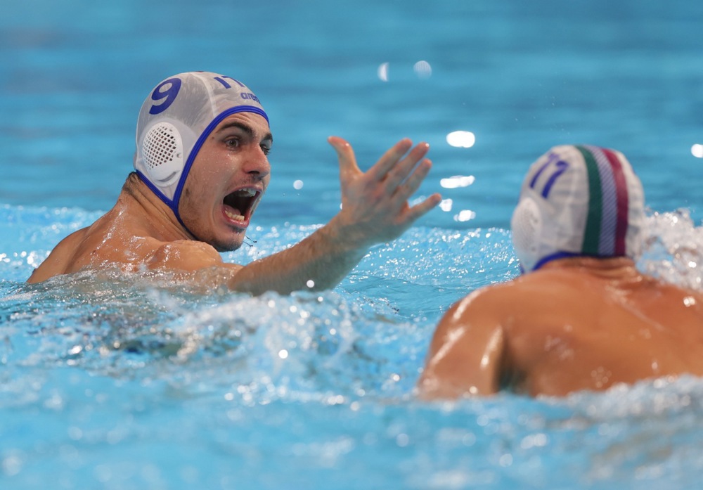 epa12668330 Italy's Matteo Iocchi Gratta (L) and Francesco Condemi (R) celebrate during the European Aquatics Men's Water Polo Championship Group II match between Italy and Croatia in Belgrade, Serbia, 21 January 2026.  EPA/ANDREJ CUKIC