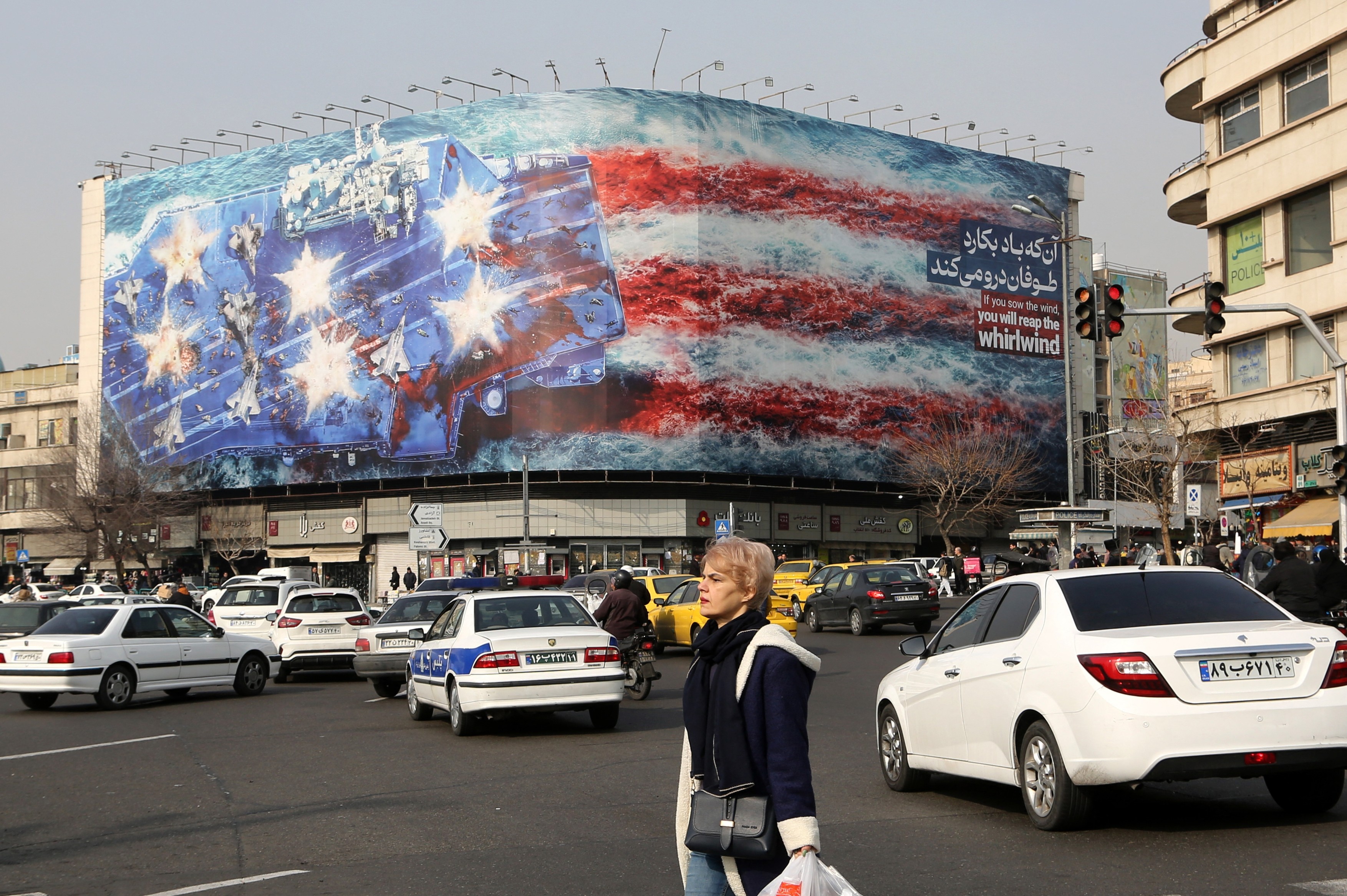 U Teheranu otkriven mural upozorenja SAD da ne napadaju Iran  Anti-U.S. banner displayed in Tehran amid rising US-Iran tensions