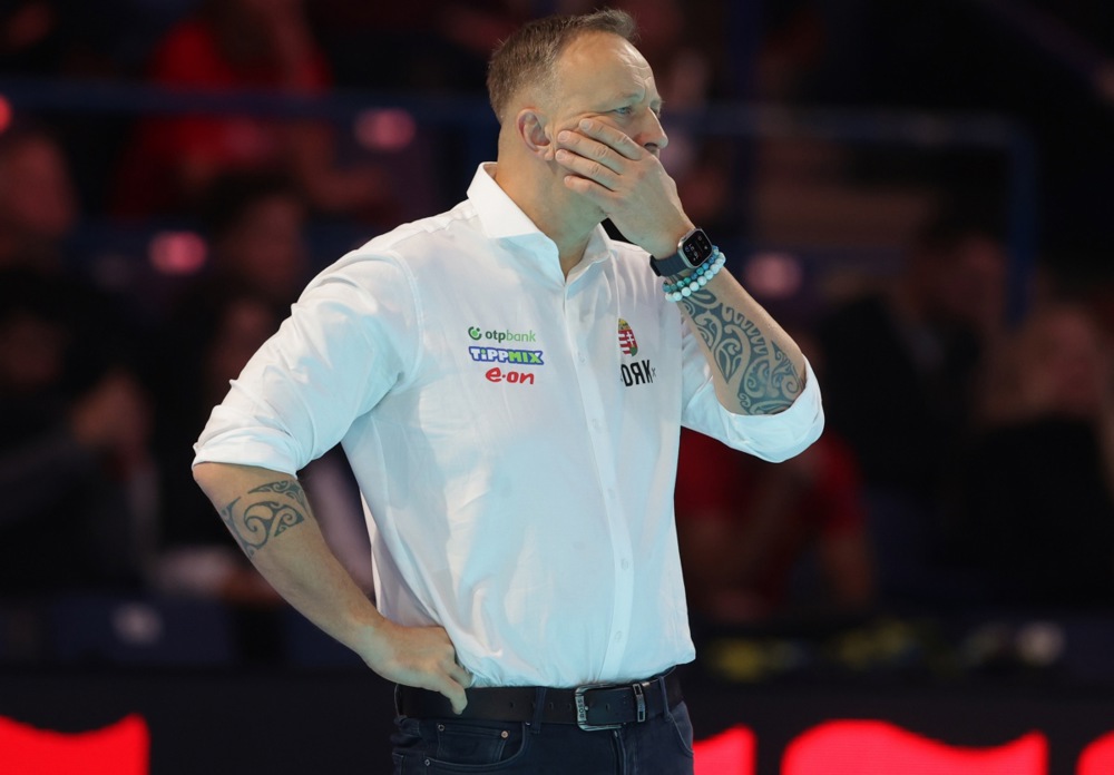 epa12644790 Hungary's head coach Zsolt Varga gestures during the European Aquatics Men's Water Polo Championship match between Hungary and Montenegro in Belgrade, Serbia, 12 January 2026.  EPA/ANDREJ CUKIC