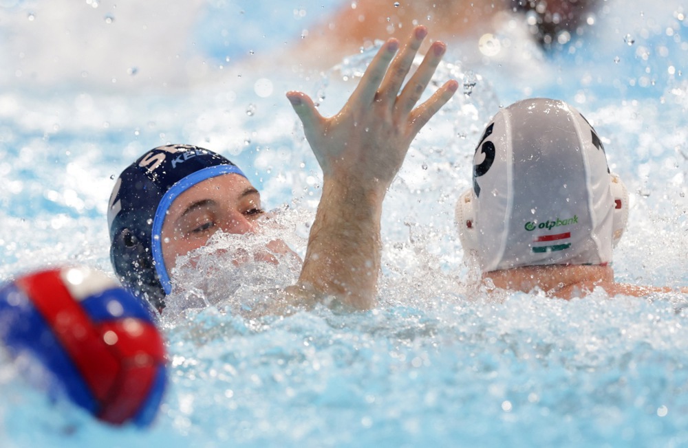 epa12659727 Serbia's Dusan Mandic (L) in action against Hungary's Benedek Batizi (R) during the European Aquatics Men's Water Polo Championship Group II match between Hungary and Serbia in Belgrade, Serbia, 18 January 2026.  EPA/ANDREJ CUKIC