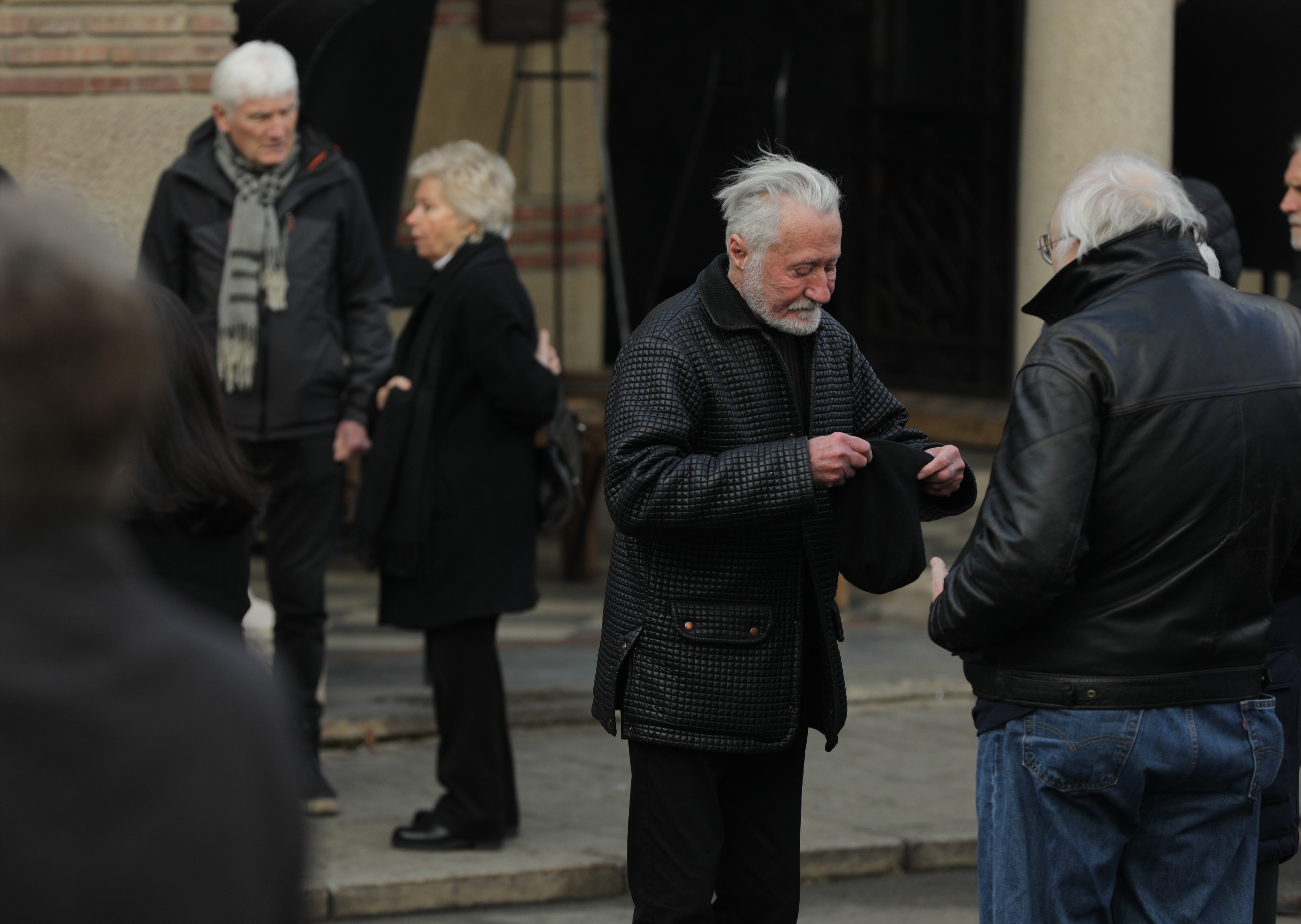 The funeral for the cremation of singer and actress Senka Velatanlic was held at the New Cemetery.Ispracaj za kremaciju pevacice i glumice Senke Velatanlic  odrzan je na Novom groblju.