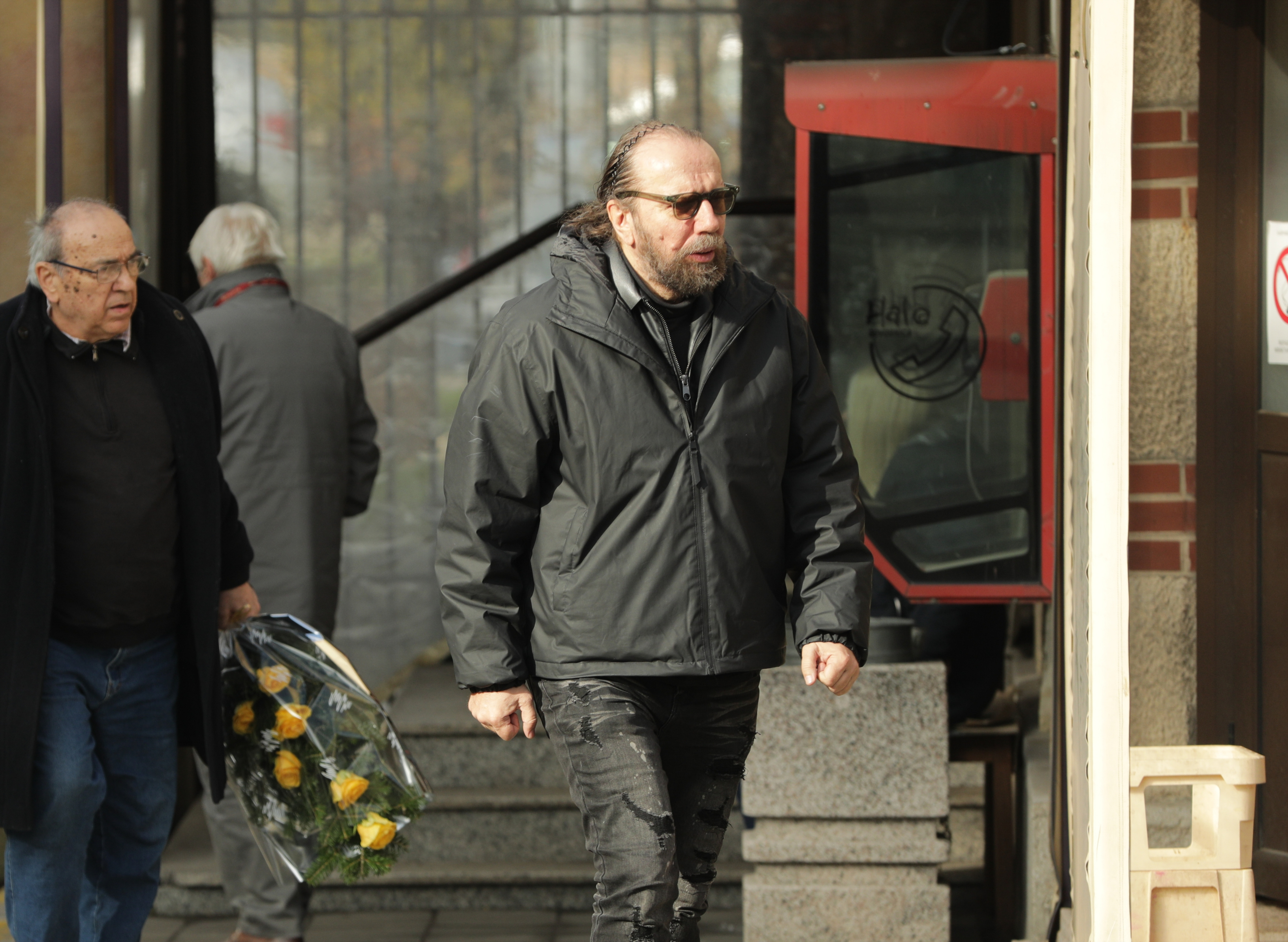 The funeral for the cremation of singer and actress Senka Velatanlic was held at the New Cemetery.Ispracaj za kremaciju pevacice i glumice Senke Velatanlic  odrzan je na Novom groblju.