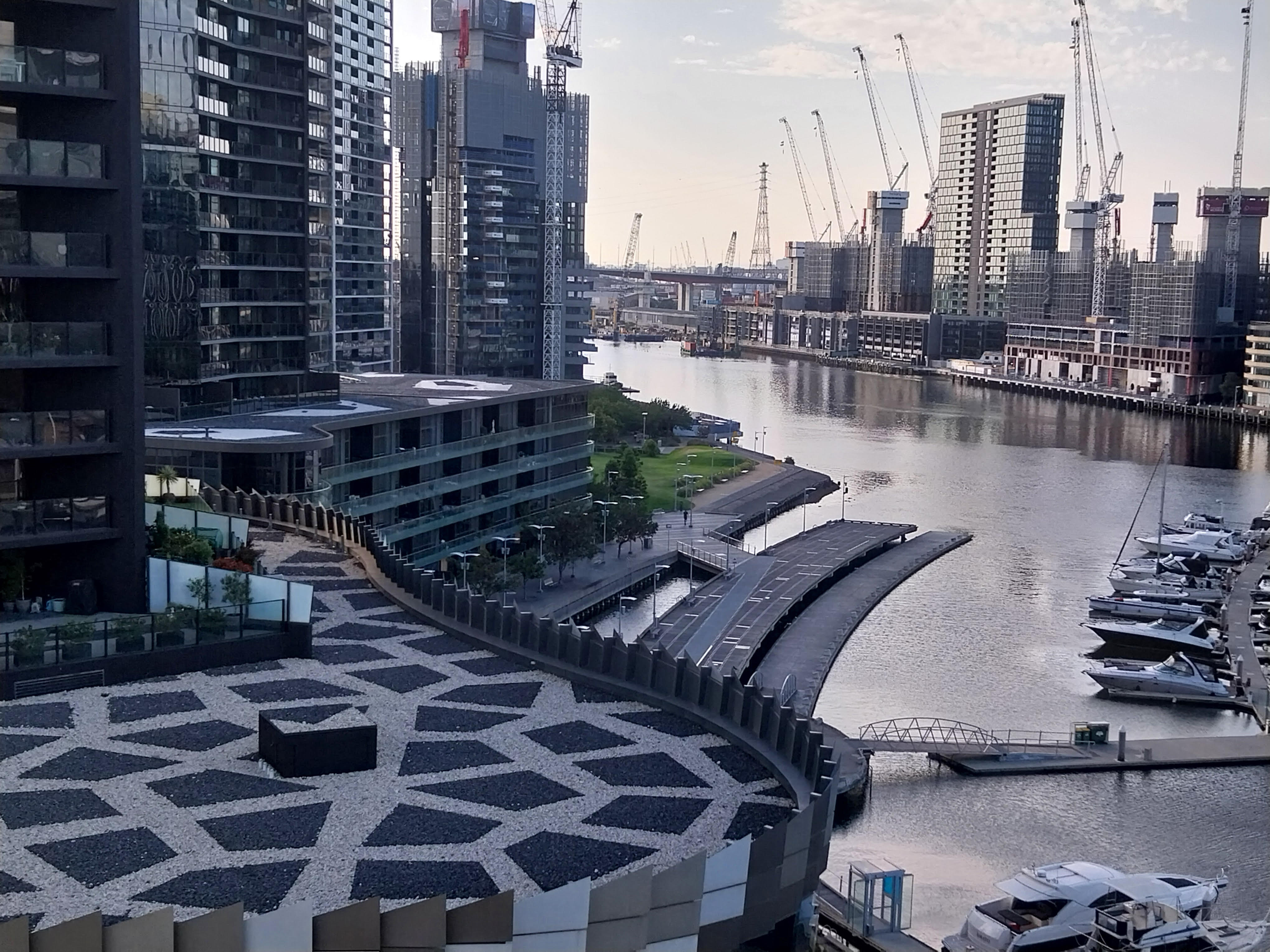 Prazno šetalište i ulice u Doklendsu