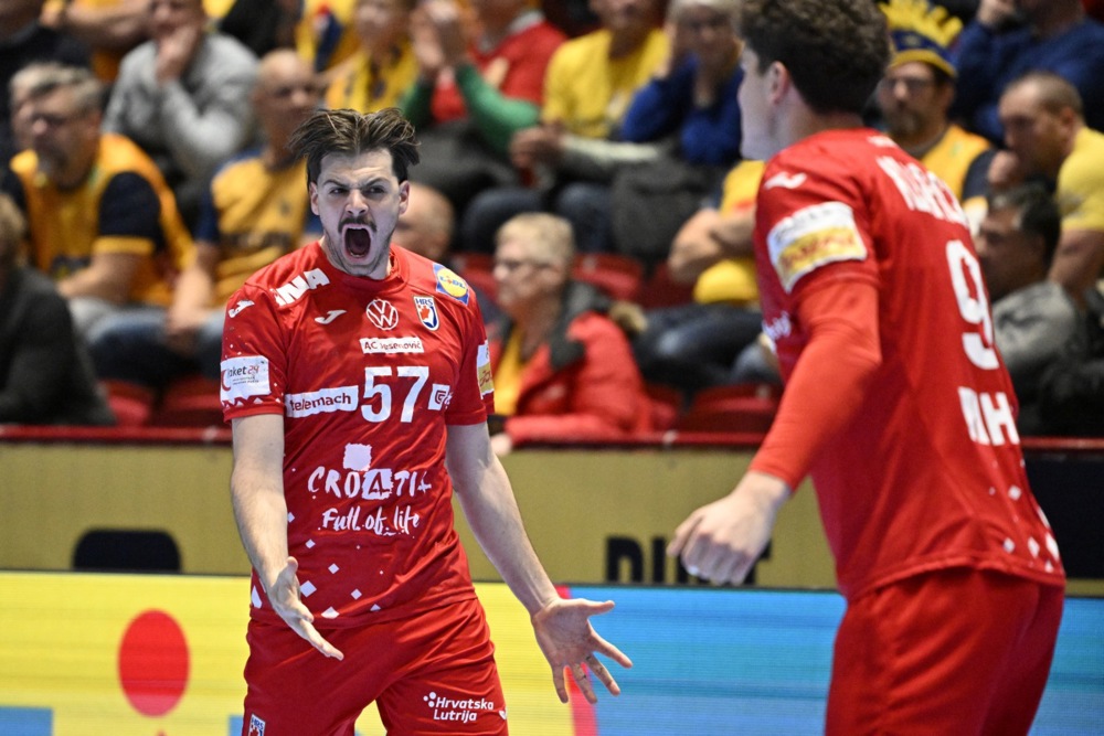 epa12685795 Croatia's Filip Glavas (L) celebrates after scoring a goal during the EHF EURO 2026 men's handball main round match between Slovenia and Croatia, in Malmo, Sweden, 27 January 2026.  EPA/JOHAN NILSSON SWEDEN OUT SWEDEN OUT