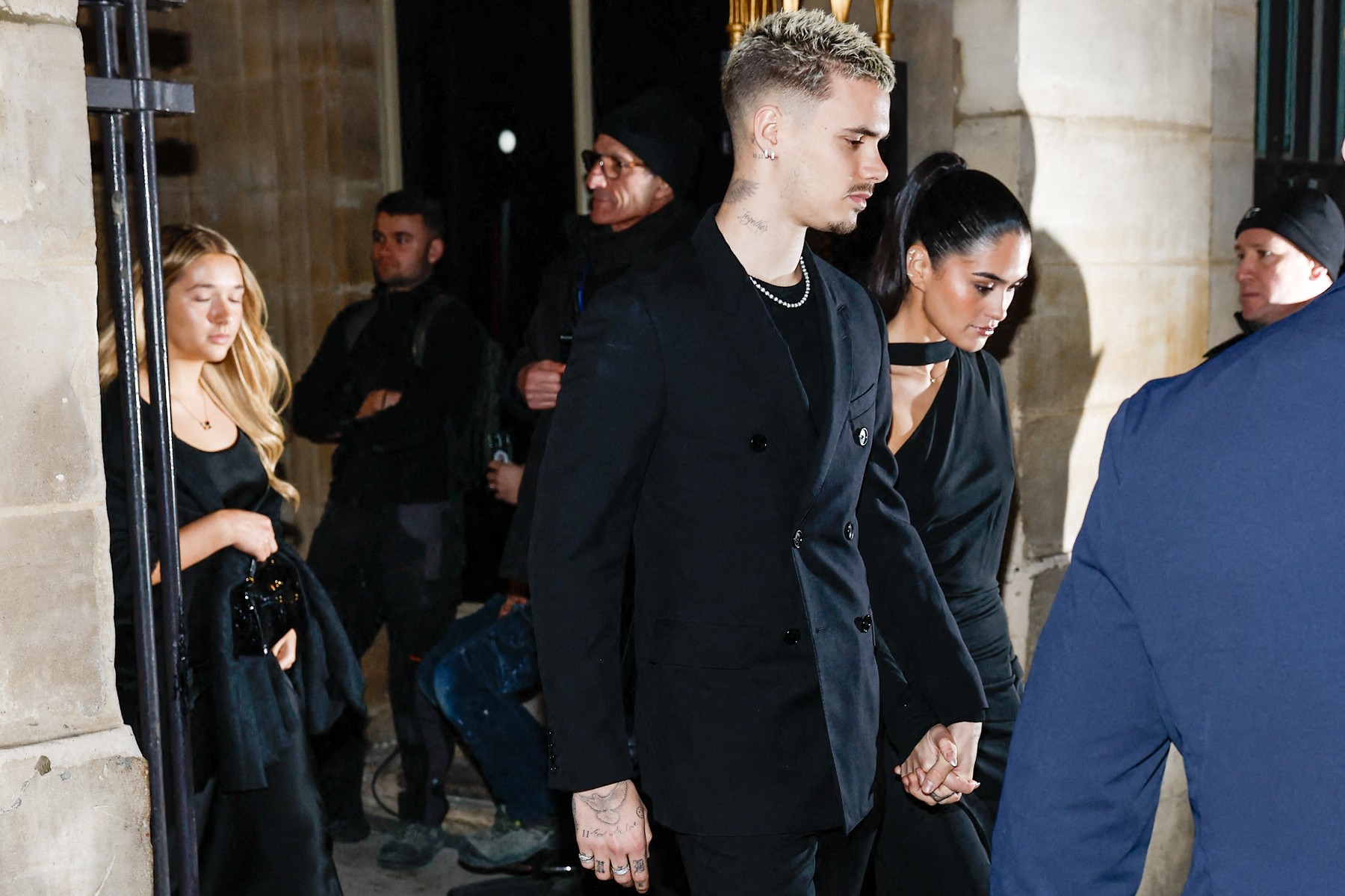 Victoria Beckham, tout juste élevée au rang de Chevalier des Arts et des Lettres, quitte le ministère de la Culture en famille à Paris