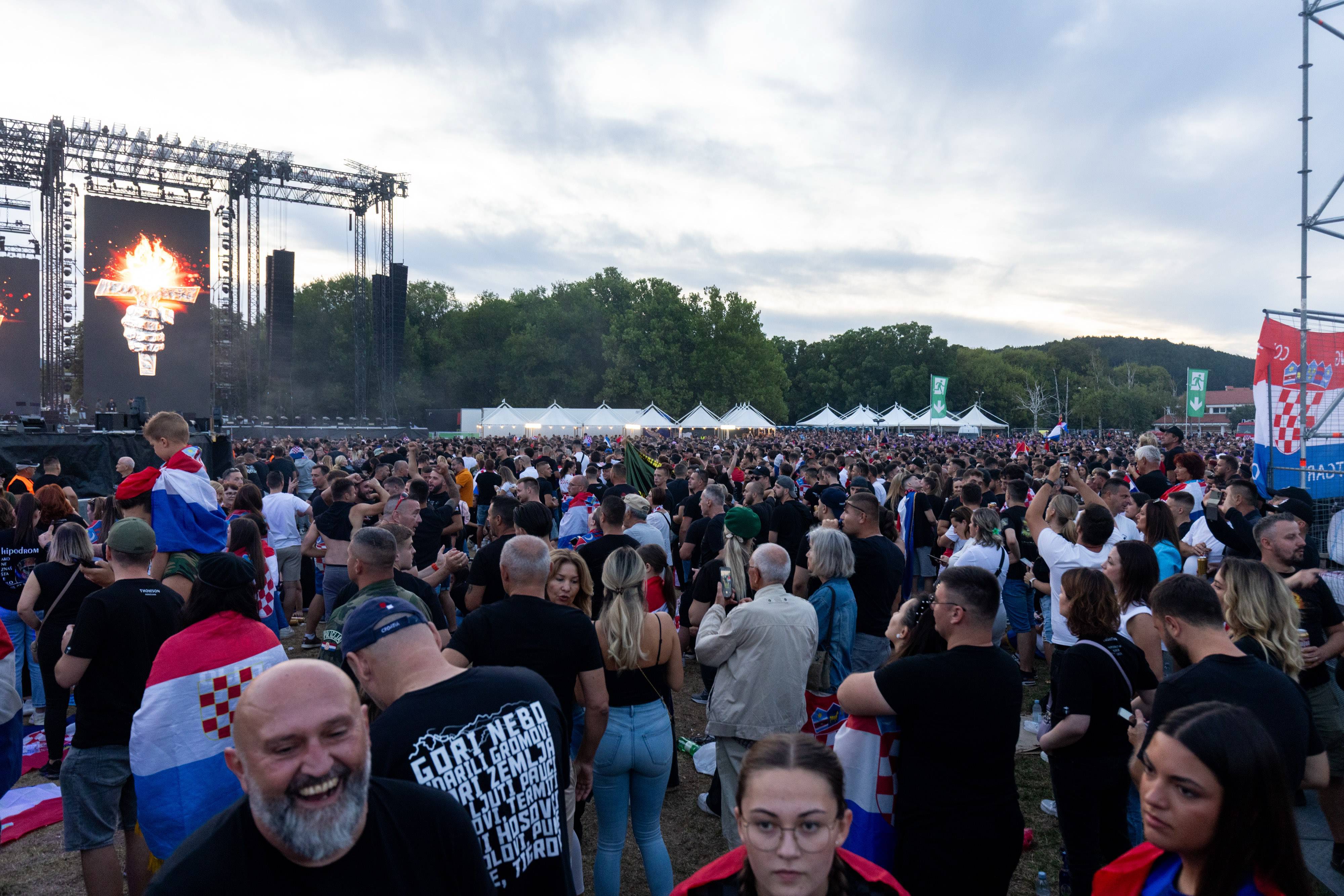 PUBLIKA UOCI POCETKA TOMPSONOVOG KONCERT U SINJU