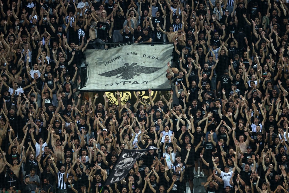 epa12402645 Fans of PAOK cheer ahead of the UEFA Europa League soccer match between PAOK and Maccabi Tel Aviv in Thessaloniki, Greece, 24 September 2025.  EPA/ACHILLEAS CHIRAS
