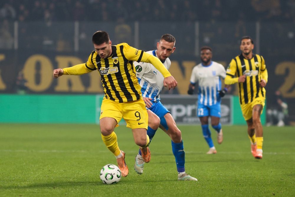 epa12601855 AEKs' Jovic Luka (L) in action during the UEFA Conference League soccer match between AEK and CS Universitatea Craiova, in Nea Filadelfeia, Attica, Greece, 18 December 2025.  EPA/GEORGIA PANAGOPOULOU