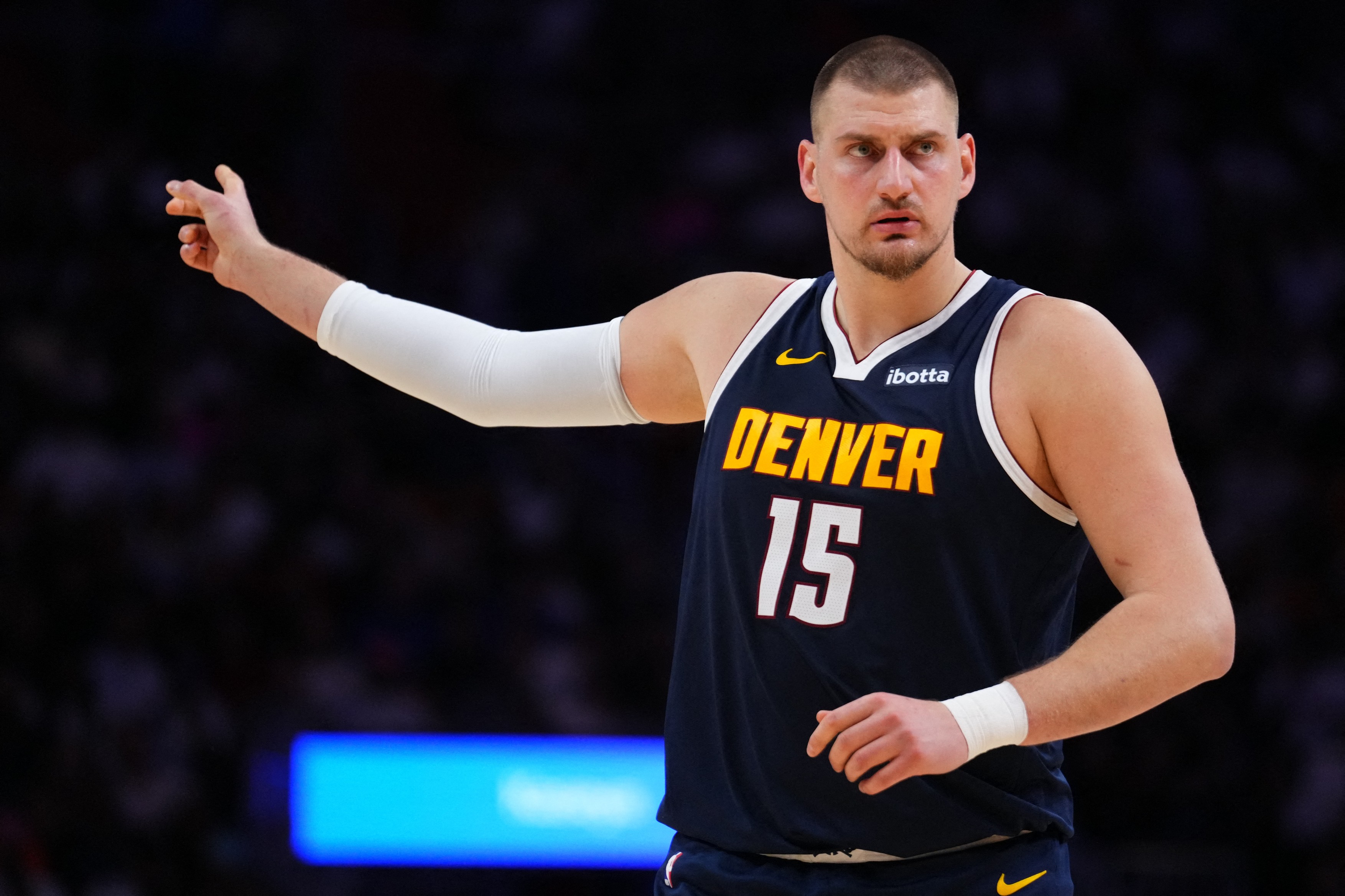 Nikola Jokić na meču Denvera sa Majamijem