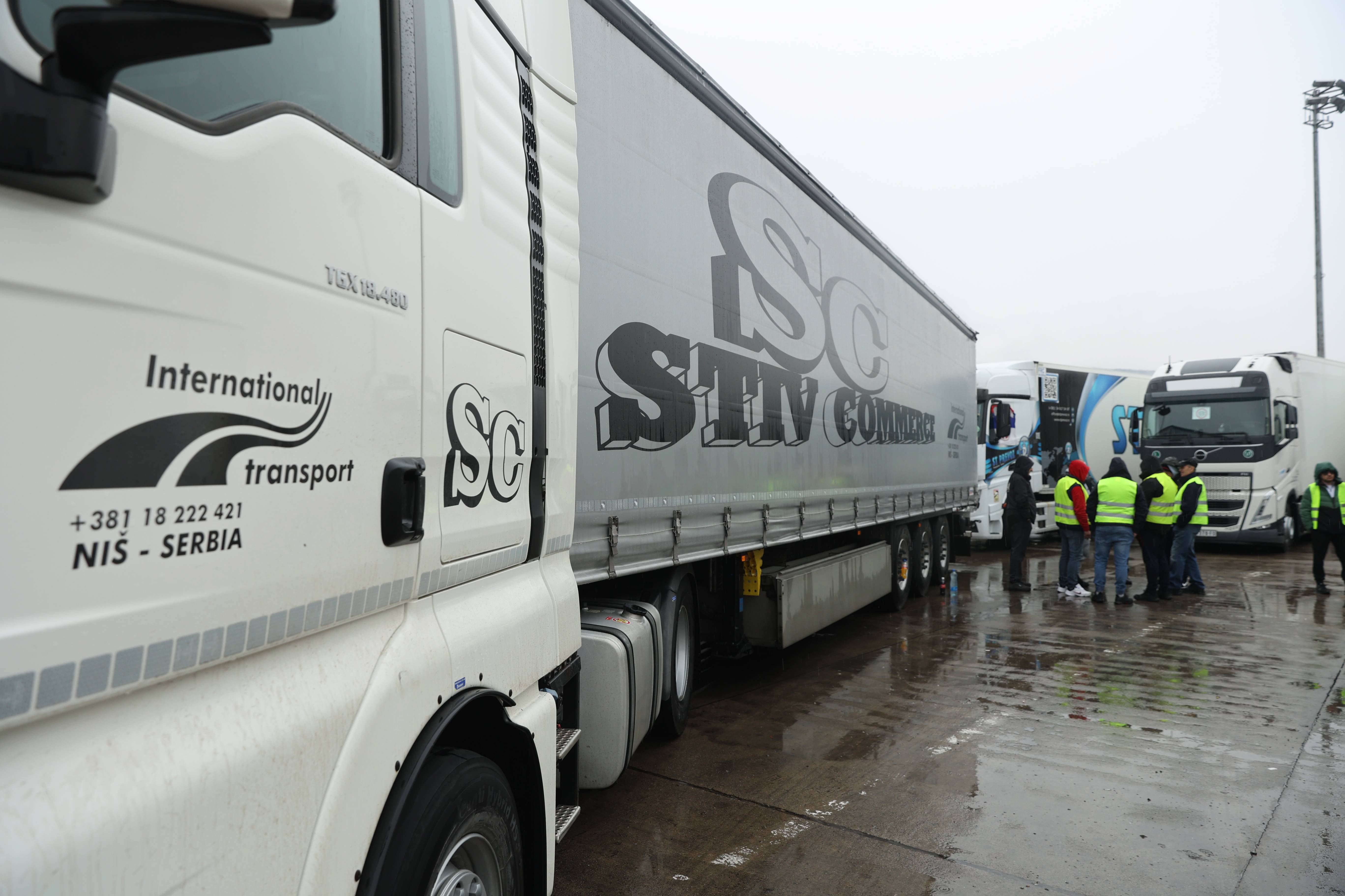 Prevoznici tereta iz Srbije su danas blokirali i teretni granicni prelaz Gradina ka Bugarskoj. U Srbiji je blokirano 15 granicnih prelaza: Batrovci, Sid, Nestin, Backa Palanka, Bogojevo, Bezdan, Backi Breg, Kelebija, Horgos, Srpska Crnja, Vatin, Djerdap,