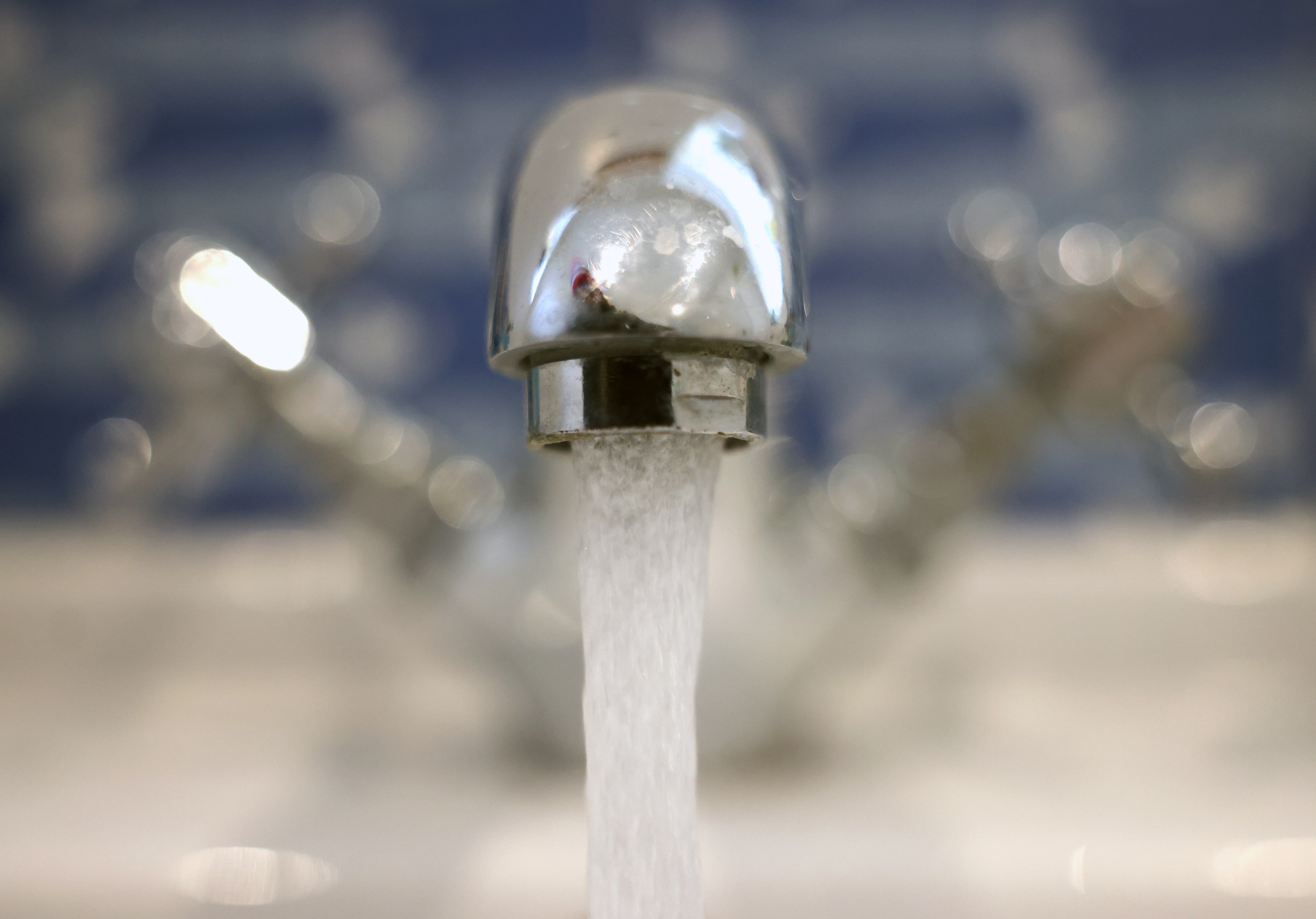 Voda čaša vode nestašica vode 13689296(1).jpg