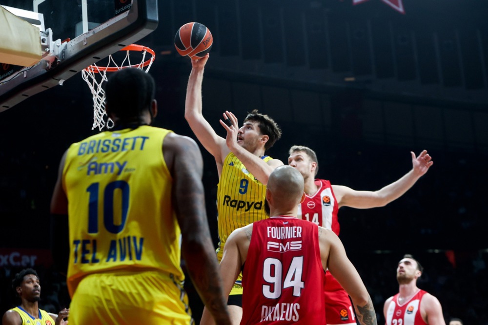 epa12665452 Olympiacos' Aleksandar Vezenkov (2R) and Maccabi's Roman Sorkin
