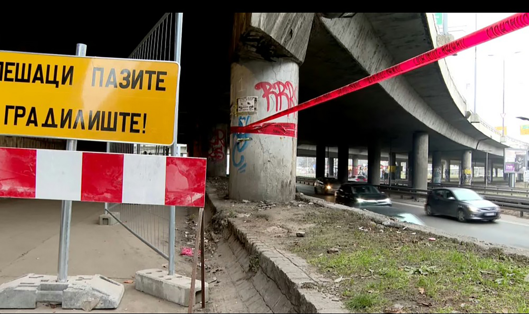 Autokomanda saobraćajna petlja oštećeni stubovi nadvožnjaka .jpg