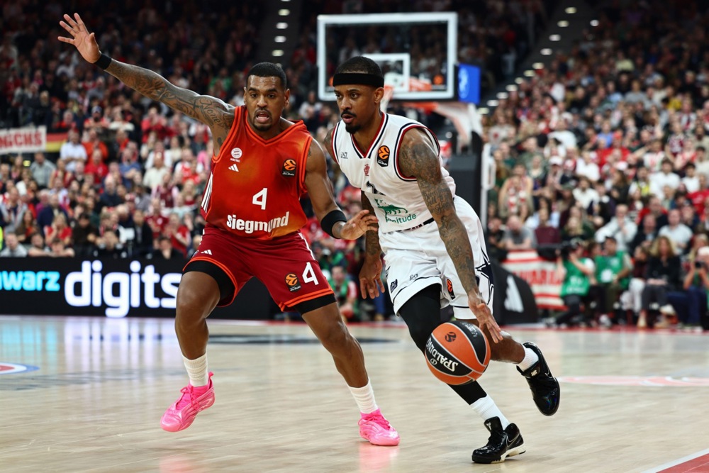 epa12453966 Xavier Rathan-Mayes of Munich (L) in action against Lorenzo Brown