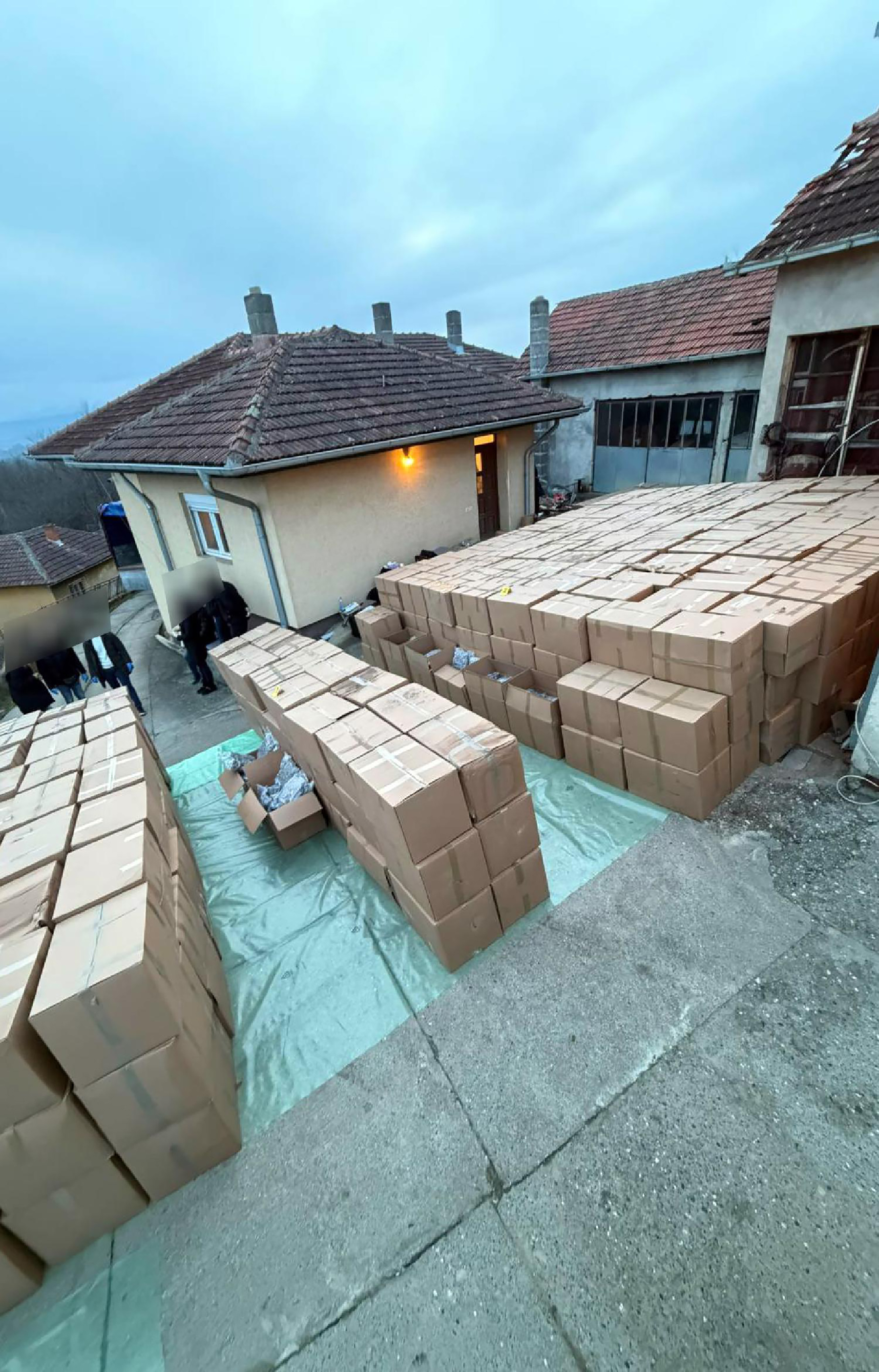 Mesto: KruševacDatum: Thu Jan 29 20:21:57 CET 2026Dogadjaj: HRONIKA - u akciji Uprave kriminalističke policije u okolini Kruševca zaplenjeno je oko pet tona marihuane, četiri automatske puške i jedan ručni bacač - zoljaIzvor: FoNet/MUP Srbije