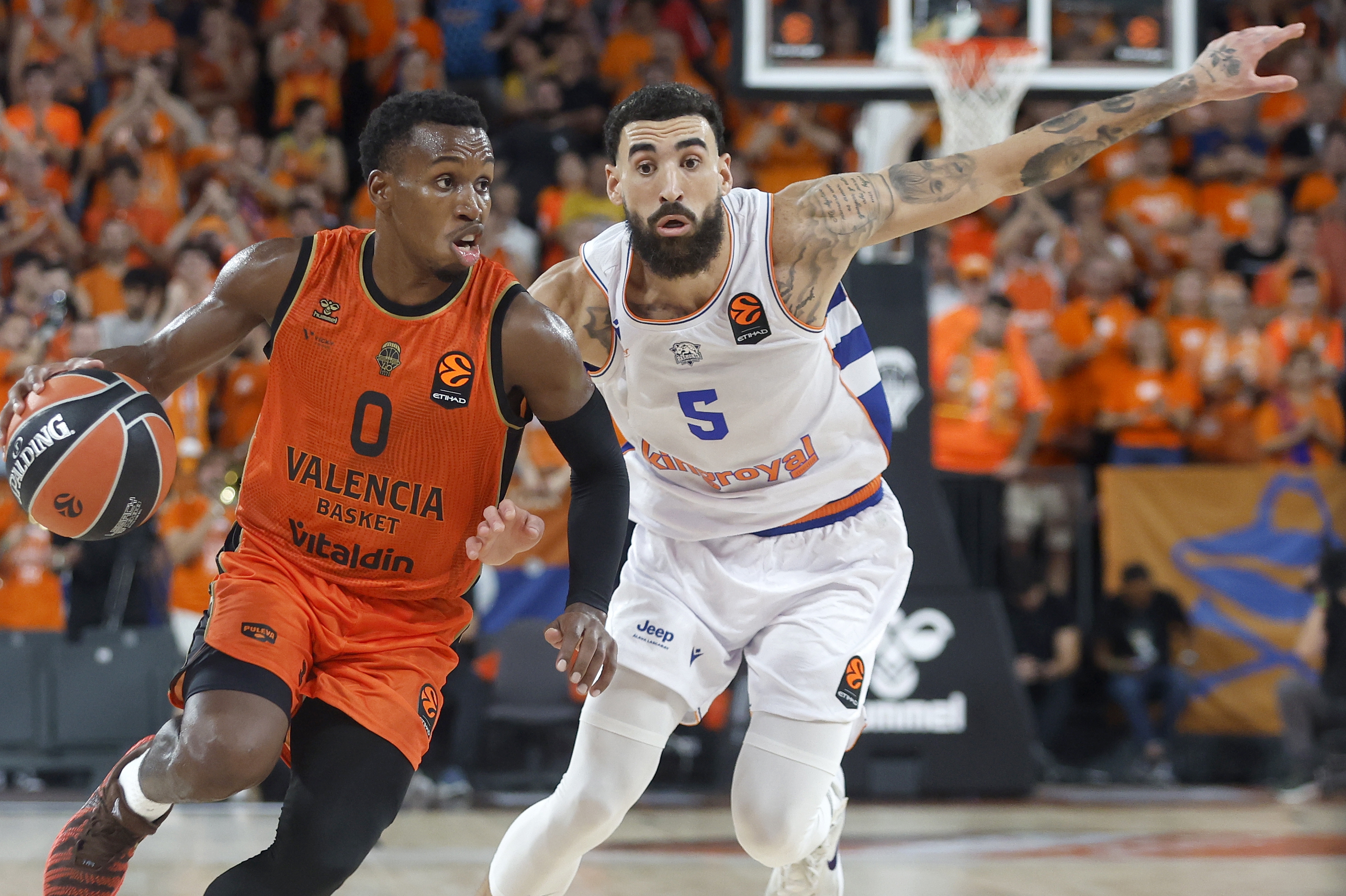 Baskonia's Chris Duarte (R) and Valencia's TJ Shorts