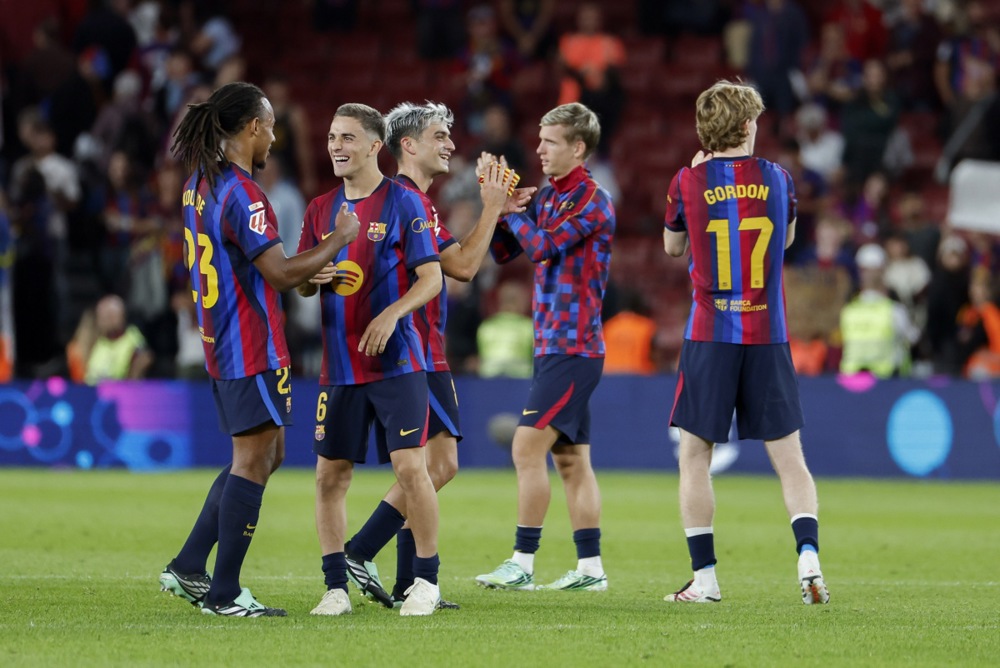 epa13295121 FC Barcelona's players celebrate their victory in the Spanish LaLiga