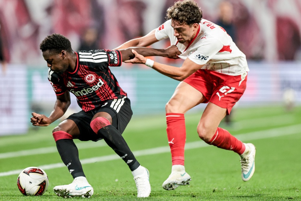 epa13294855 Neil El Aynaoui (R) of Leipzig and Noel Aseko of Frankfurt in action