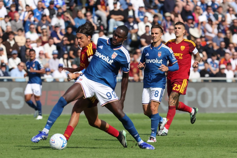 epa13296429 Como’s Treoh Chalobah (R) vies for the ball with Roma's Paulo Dybala