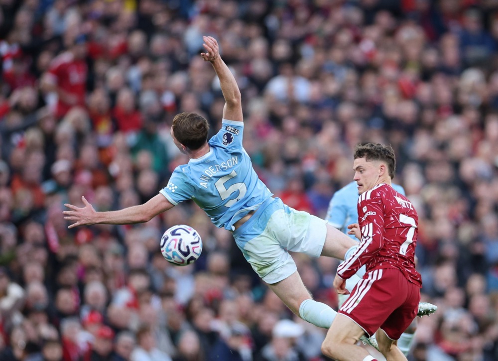 epa13297066 Elliot Anderson of Manchester City (L) and Florian Wirtz of Liverpool