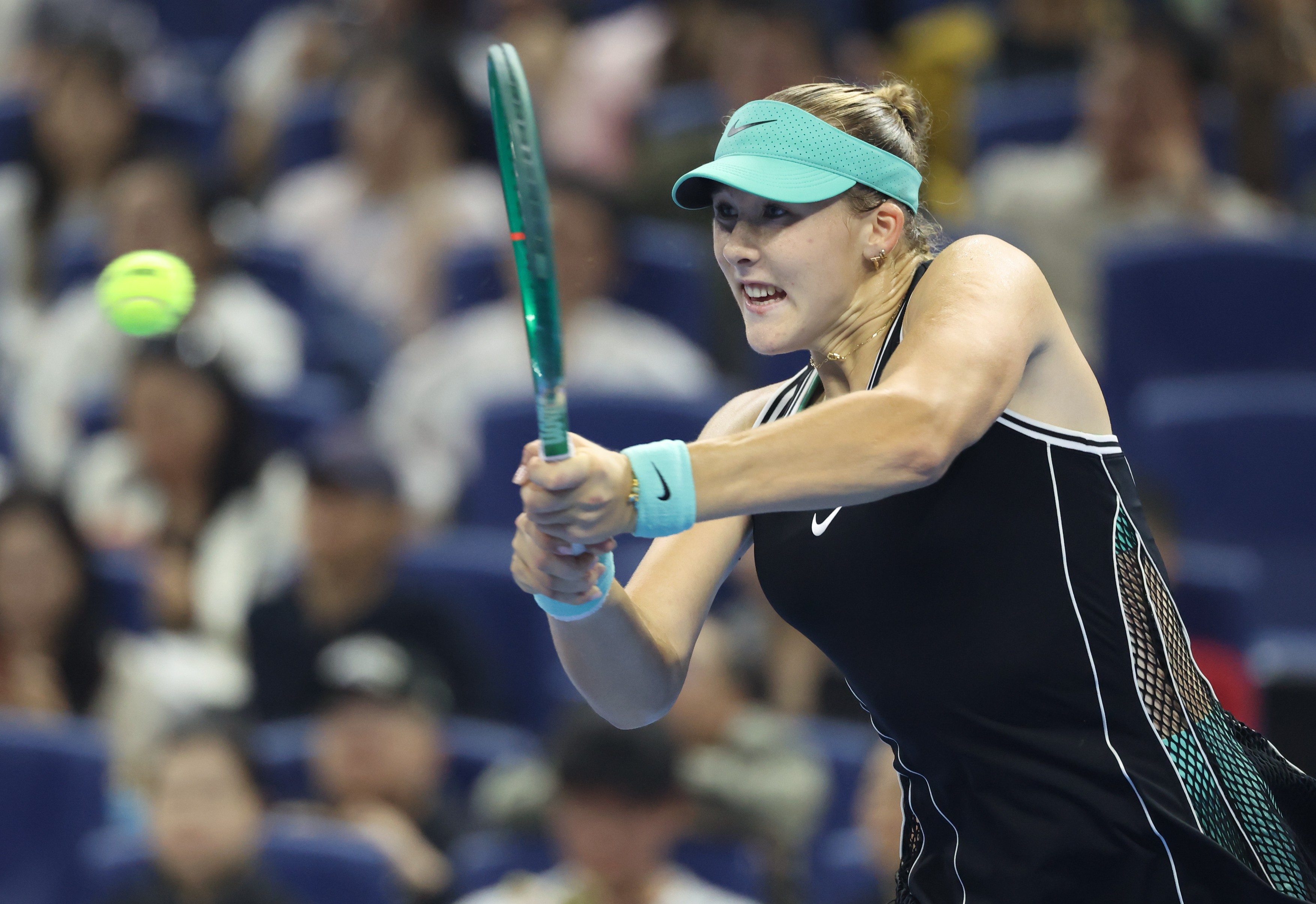 Mirra Andreeva hits a return
