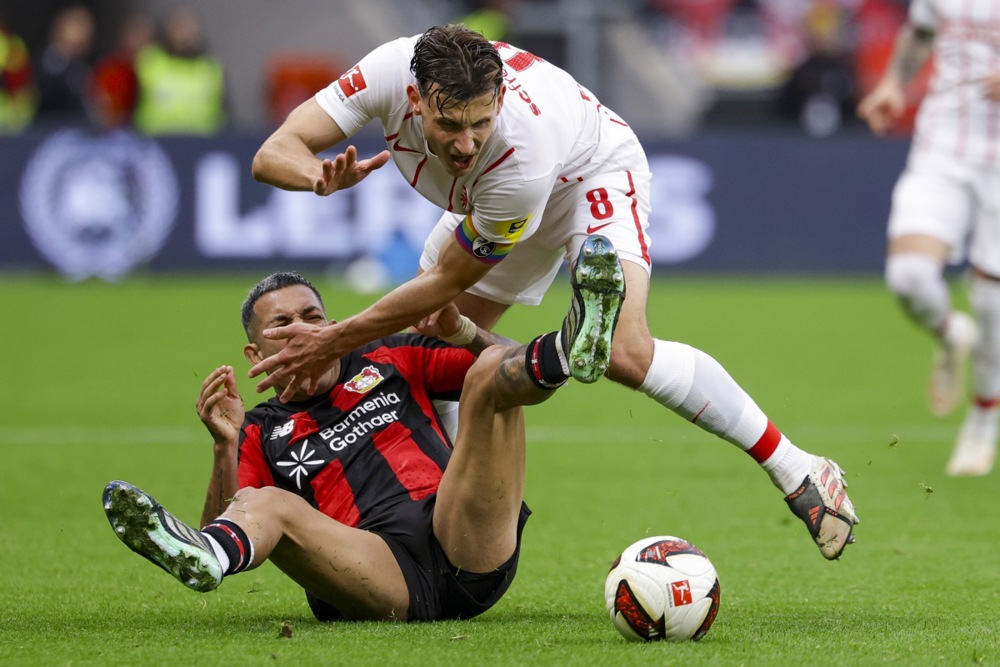 epa13313761 Maximilian Eggestein of Freiburg (R) in action