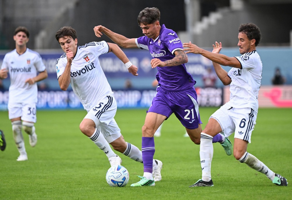epa13313749 Como's Maximo Perrone (L), Fiorentina's Victor Valdepenas (C)