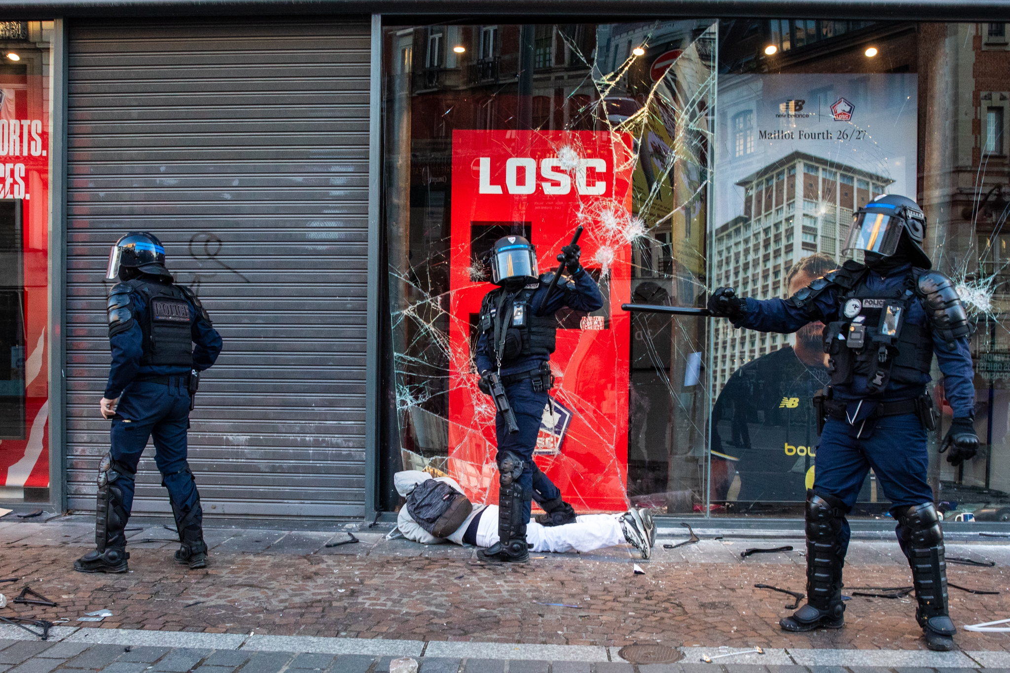 Rioters attacked shops in Lille