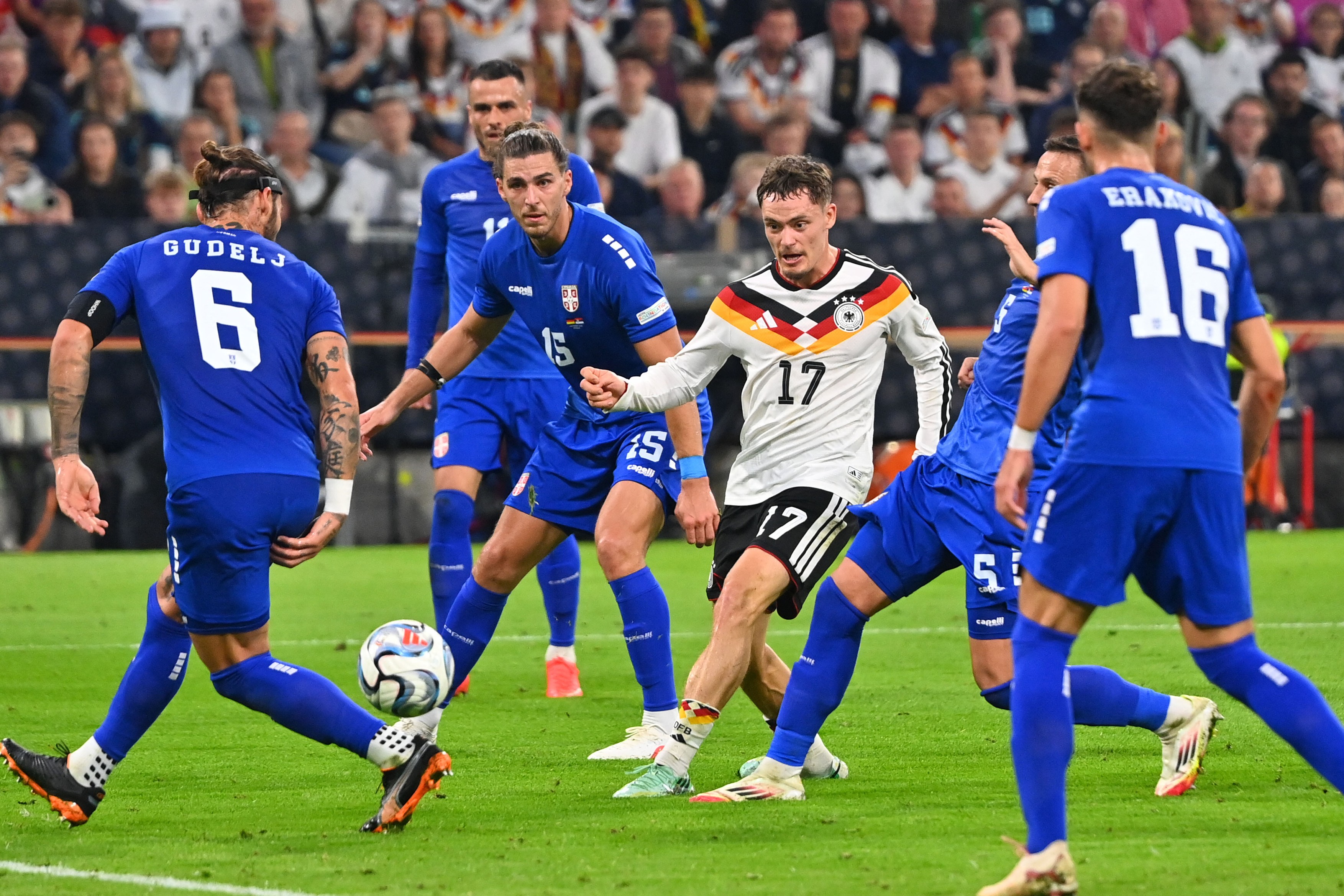 Florian WIRTZ (GER), Action, duel against Srdan BABIC (Serbia), Nemanja MAKSIMOVIC (Serbia) Football Nations League group stage, Group B