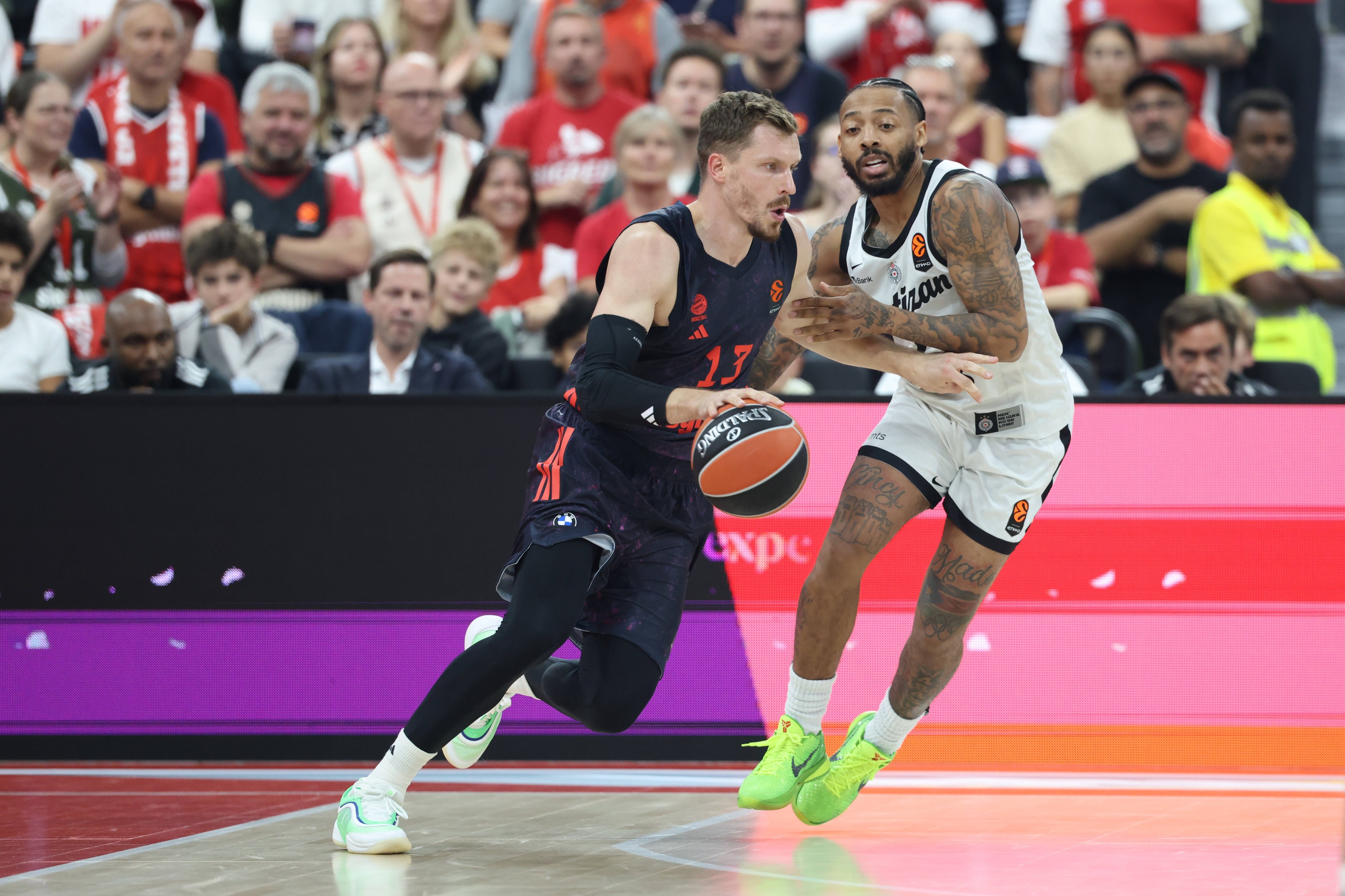 Andreas Obst FC Bayern Basketball, 13 mit Carlik Jones Partizan Belgrad