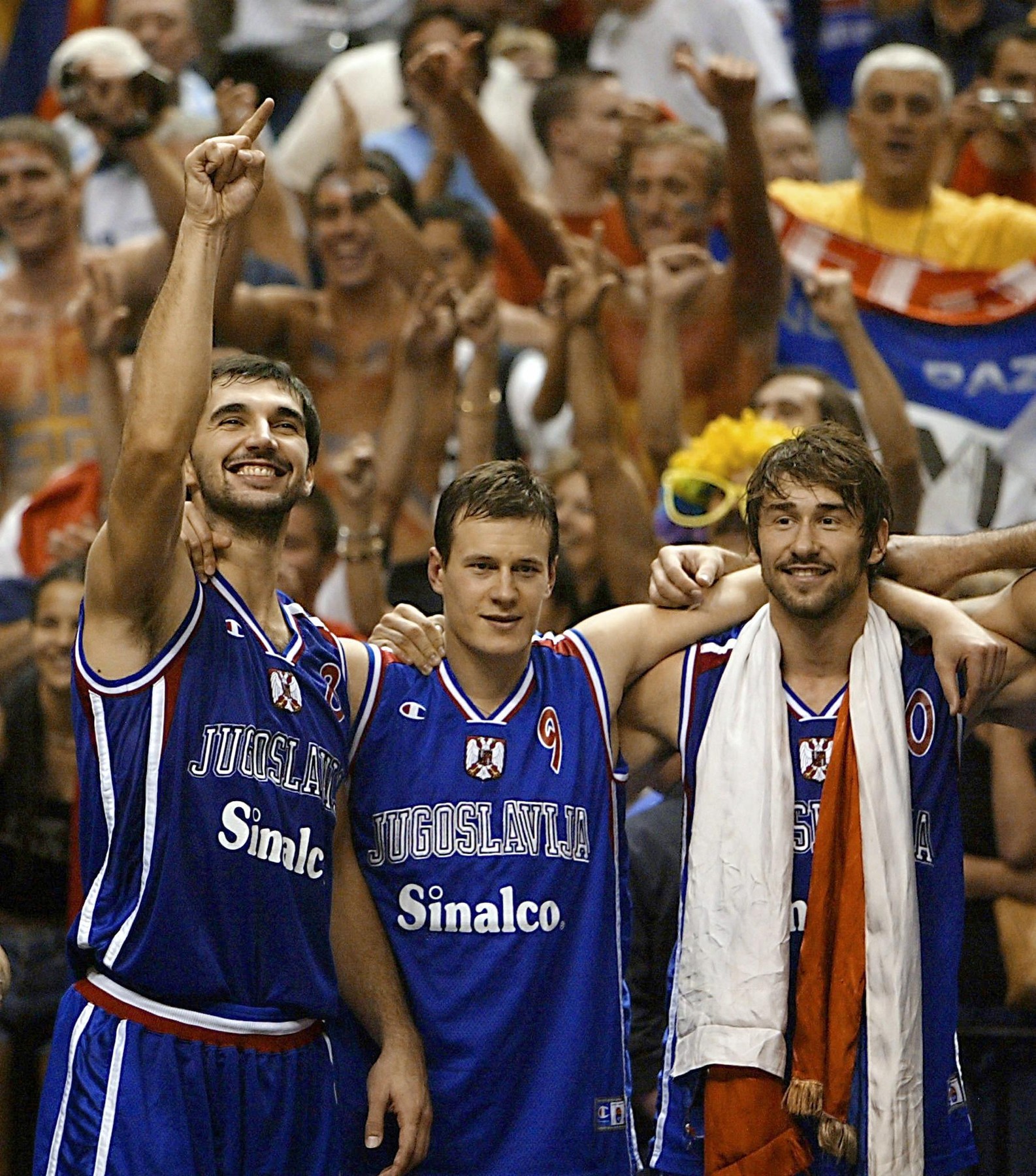 Predrag Stojakovic (L) and Vladimir Radmanovic (R)  and Marko Jaric of