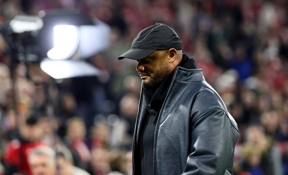 epa13312108 Head coach Vincent Kompany of Munich reacts