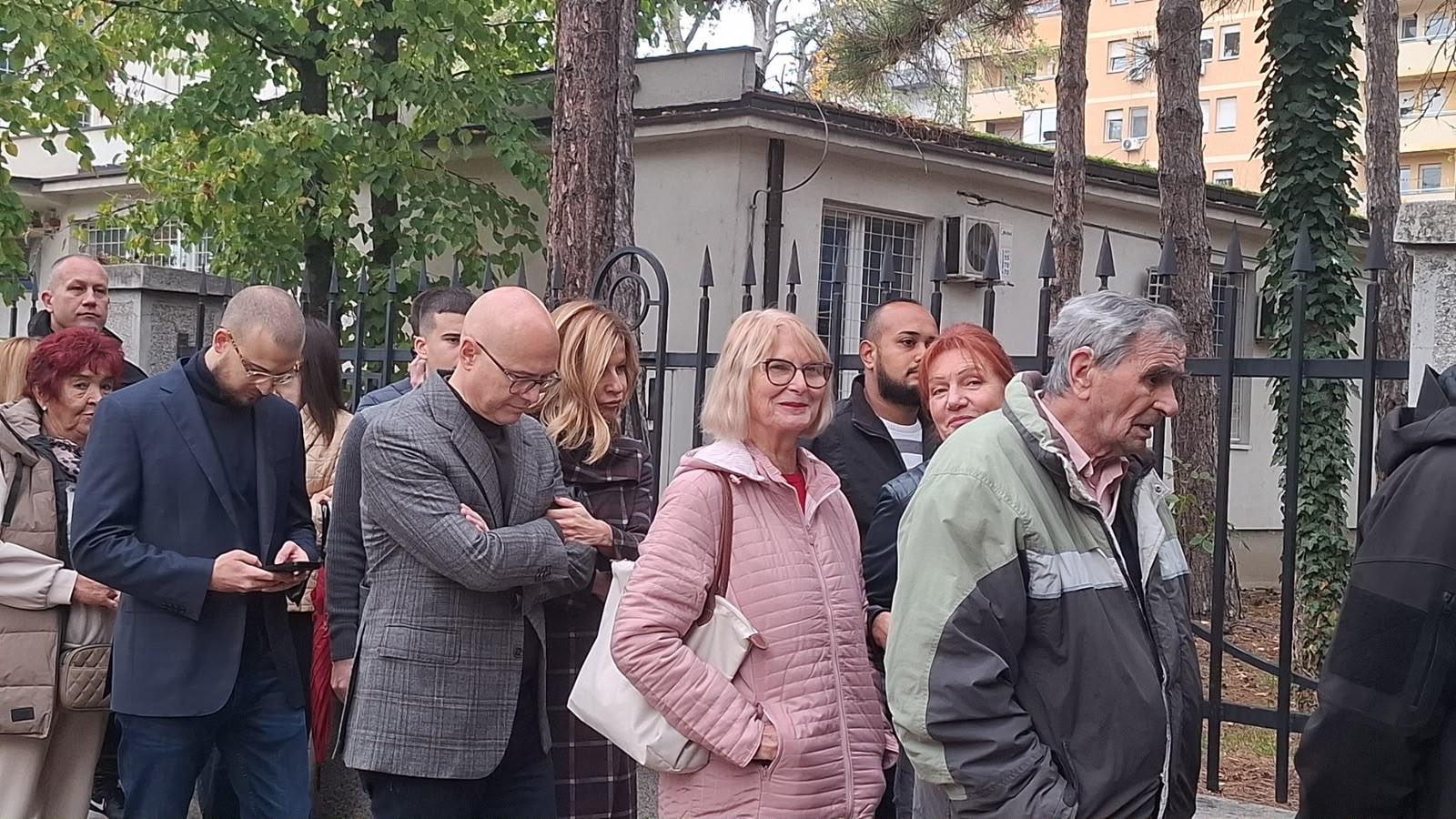 Miloš Vučević čeka u redu na jednom od biračkih mestu u Novom Sadu