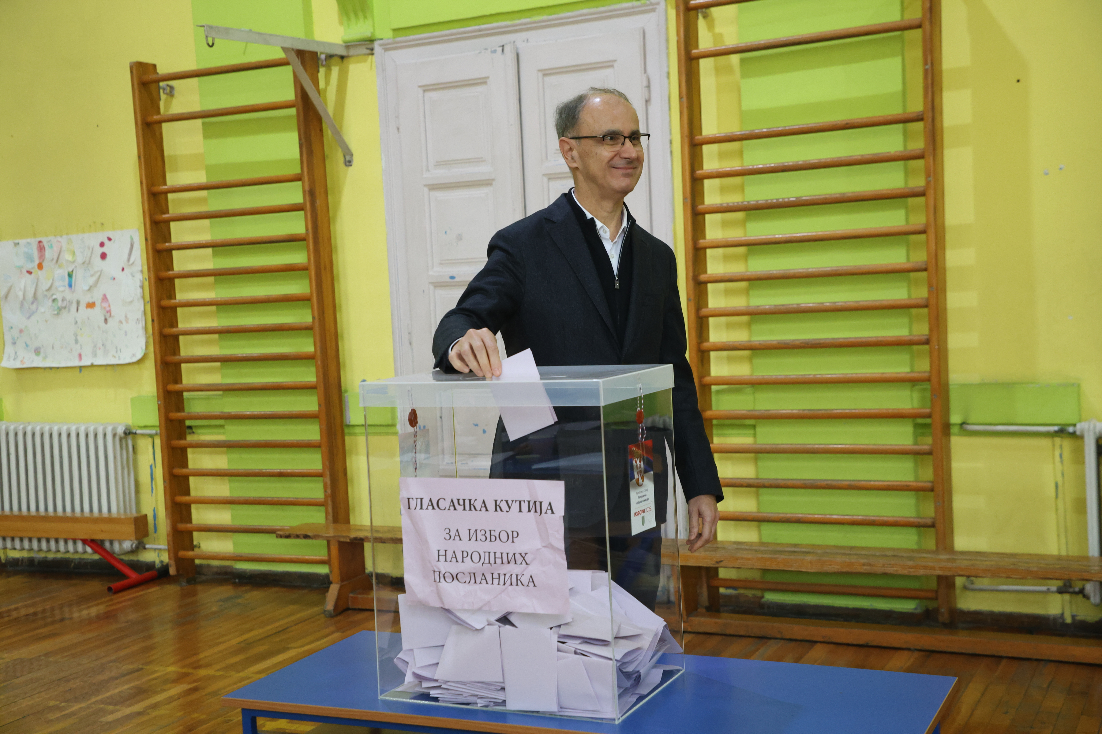 25, oktobar 2026, Beograd - Predsednik Vlade Srbije u tehnickom mandatu prof. dr Djuro Macut glasao je na birackom mestu 93 u OS  "Karadjordje" na vanrednim parlamentarnim izborima. Photo: M.M./ATAImages