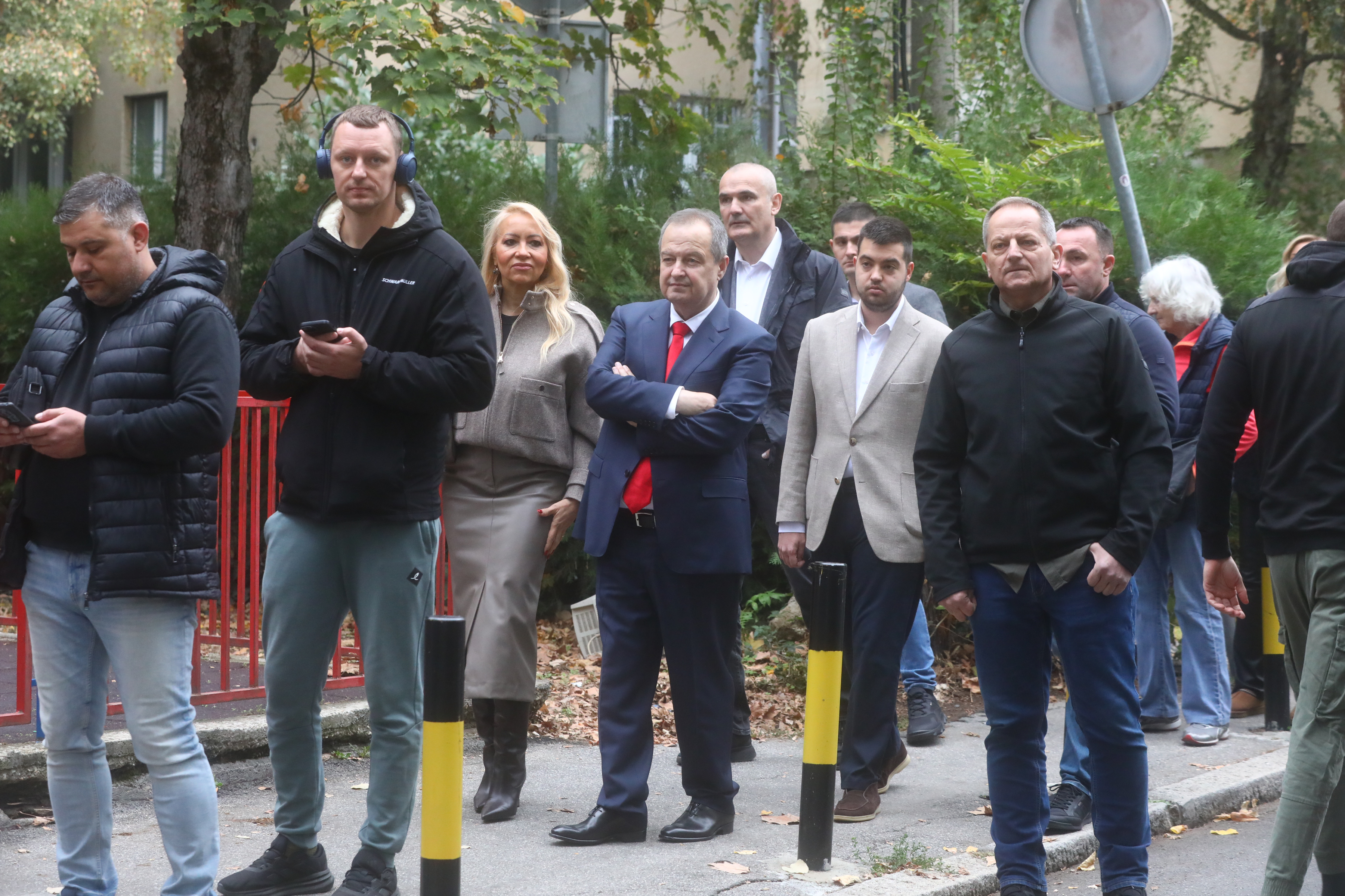 25, oktobar 2026, Beograd - Predsednik Socijalisticke partije Srbije Ivica Dacic i nosilac liste "Faktor stabilnosti"  glasao je na birackom mestu u Mesnoj zajednici Dedinje. Photo:  L.L./ATAImages