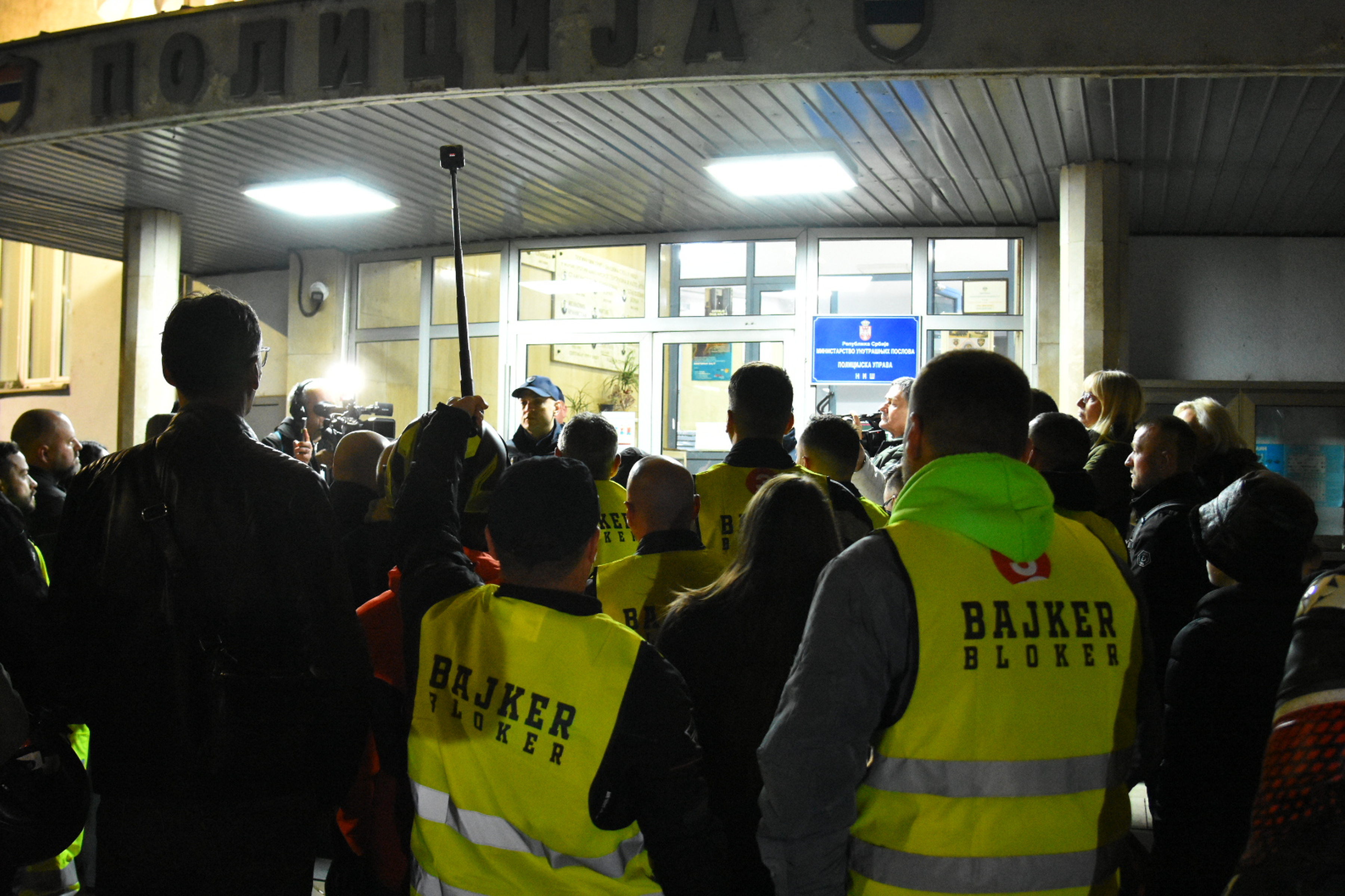 26, oktobar 2026, Nis - Protest Bajkeri iz mobilnih timova Studentske liste ispred Policijske uprave u Nisu zbog jucerasnjeg privodjenja bajkera nakon napada na njih od strane batinasa i oduzimanja jednog motora  bez ikakvog pravnoh osnova. Photo: Radule