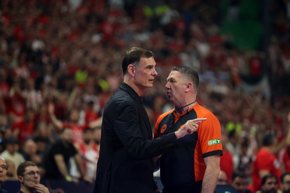 epa12991286 Olympiacos's coach Georgios Bartzokas (L) reacts during the Euroleague Basketball Final Four tournament finals match between Olympiacos Piraeus and Real Madrid, in Athens, Greece, 24 May 2026.  EPA/GEORGIA PANAGOPOULOU