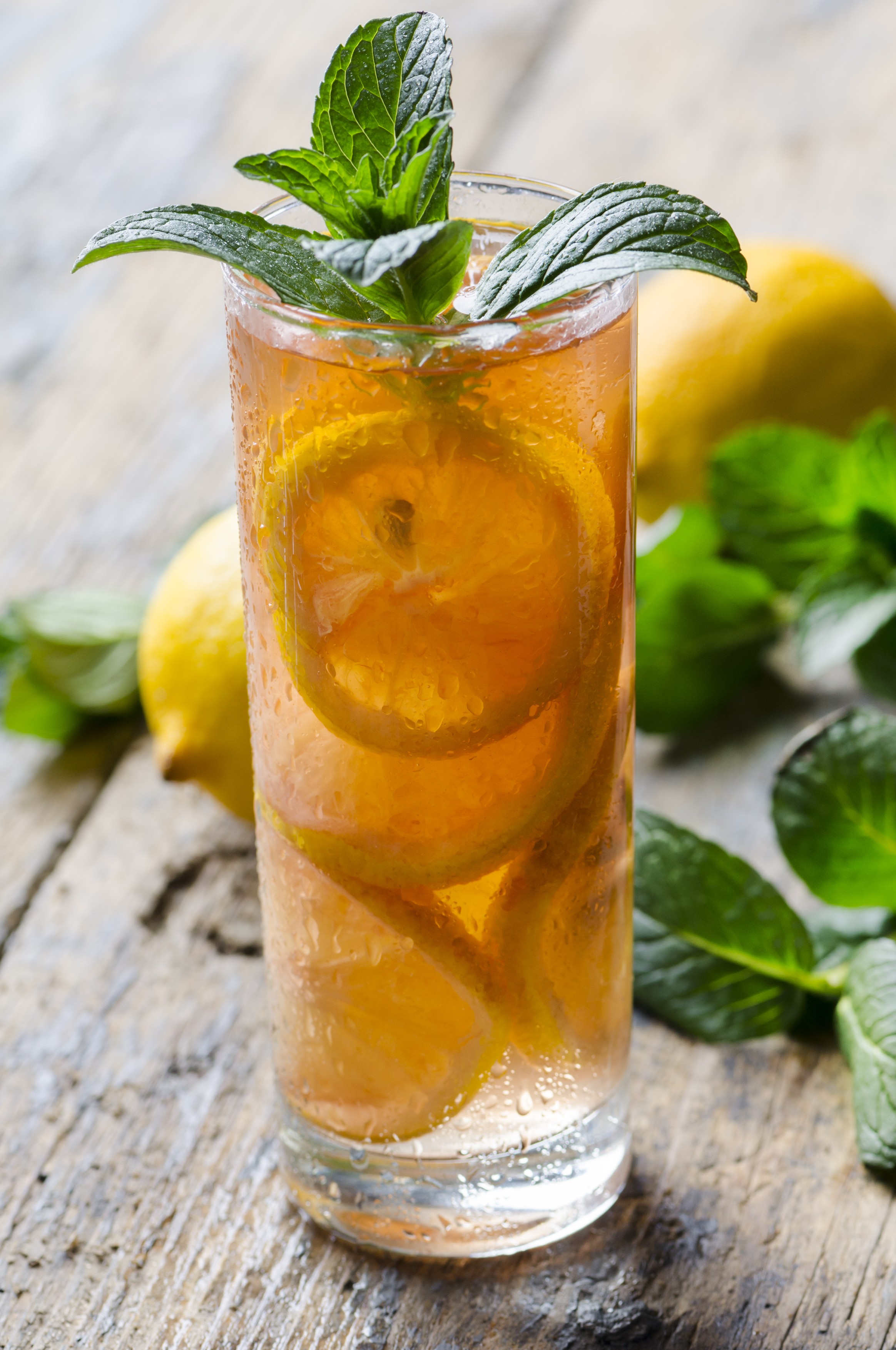 Refreshing ice tea with lemon and mint,Image: 666542104