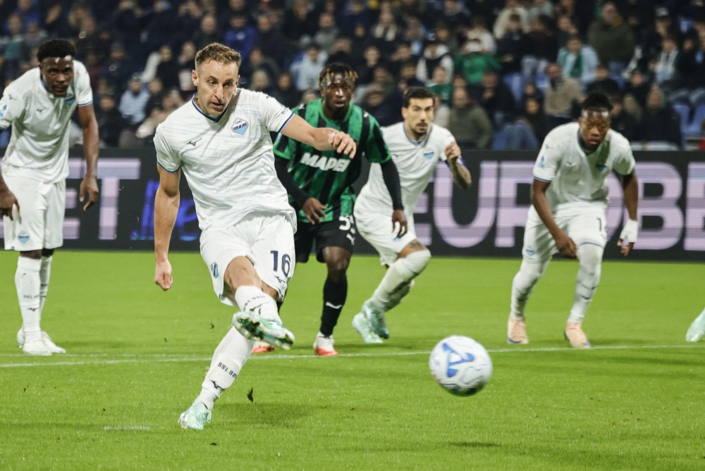 epa13335101 Lazio's Davide Frattesi misses to convert a penalty kick