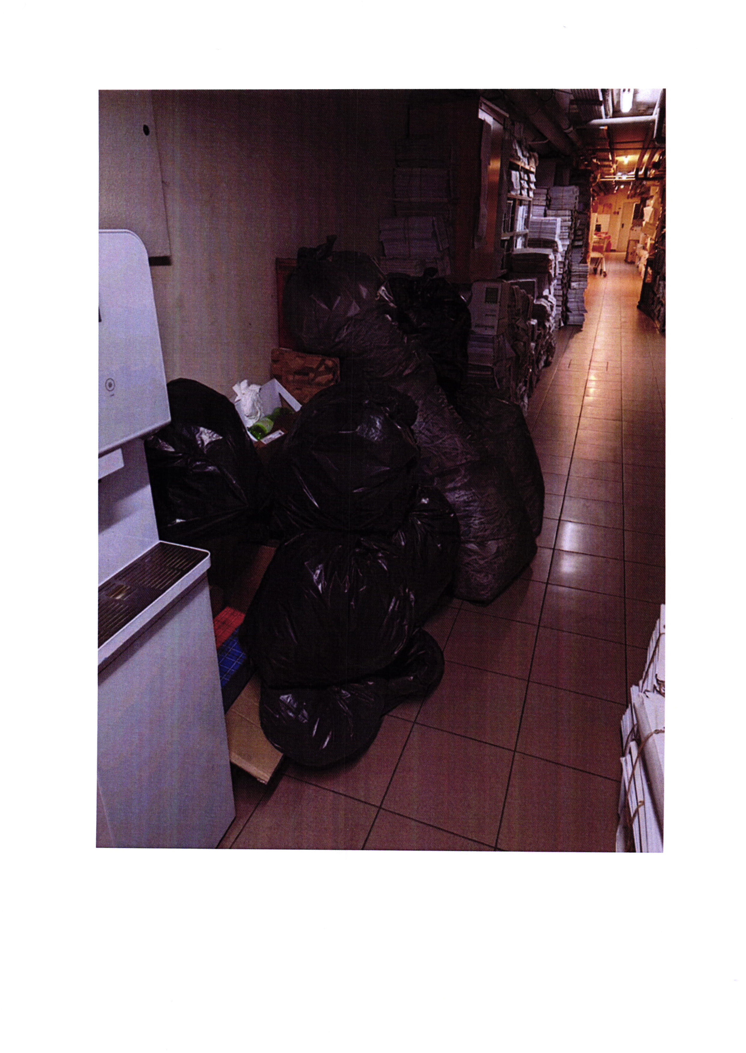 FOTO UNIŠTAVANJA DOKUMENTACIJE U FONDU PIO-2.jpg
