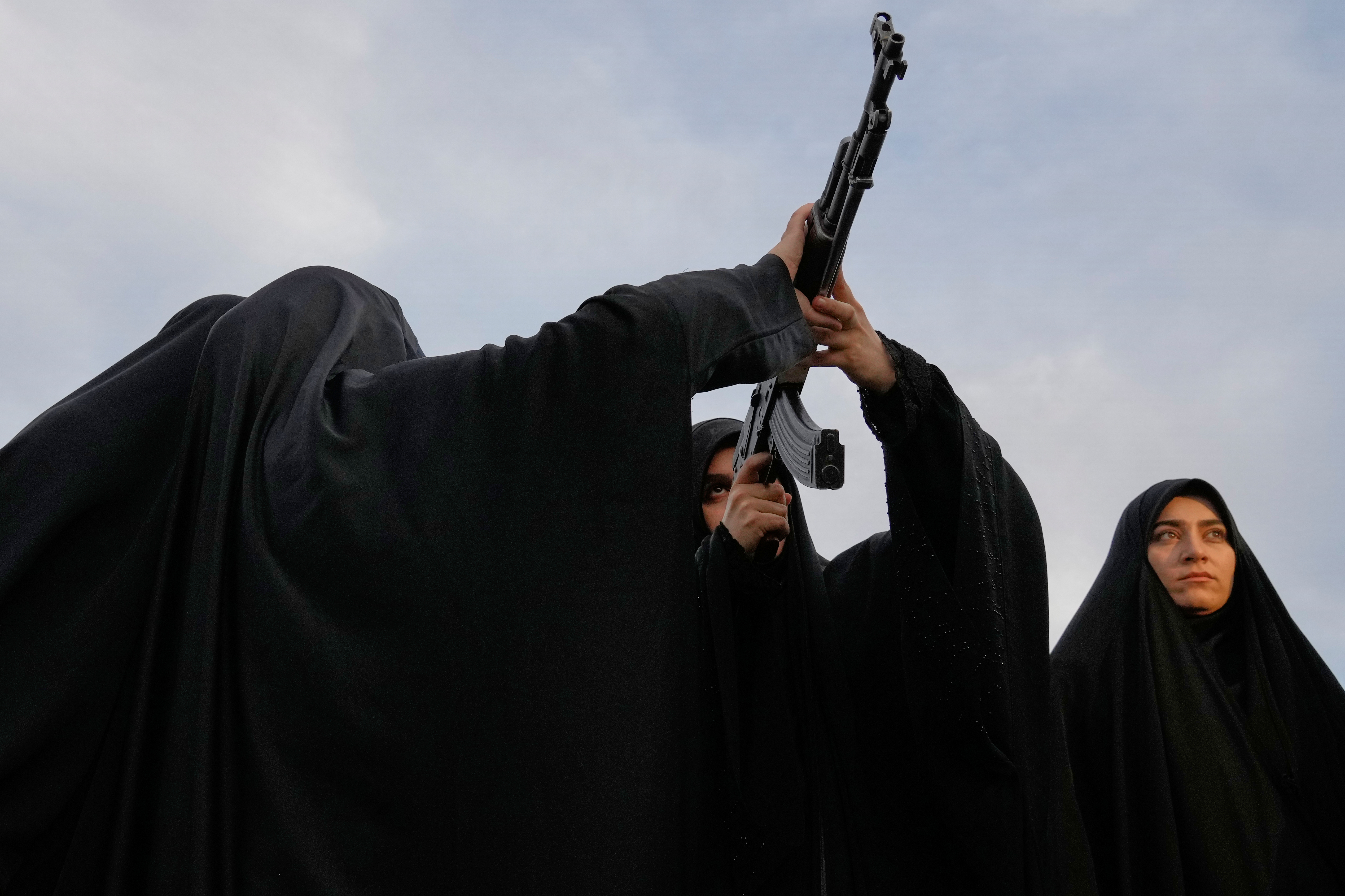 Iran žene oružje rat (1).jpg