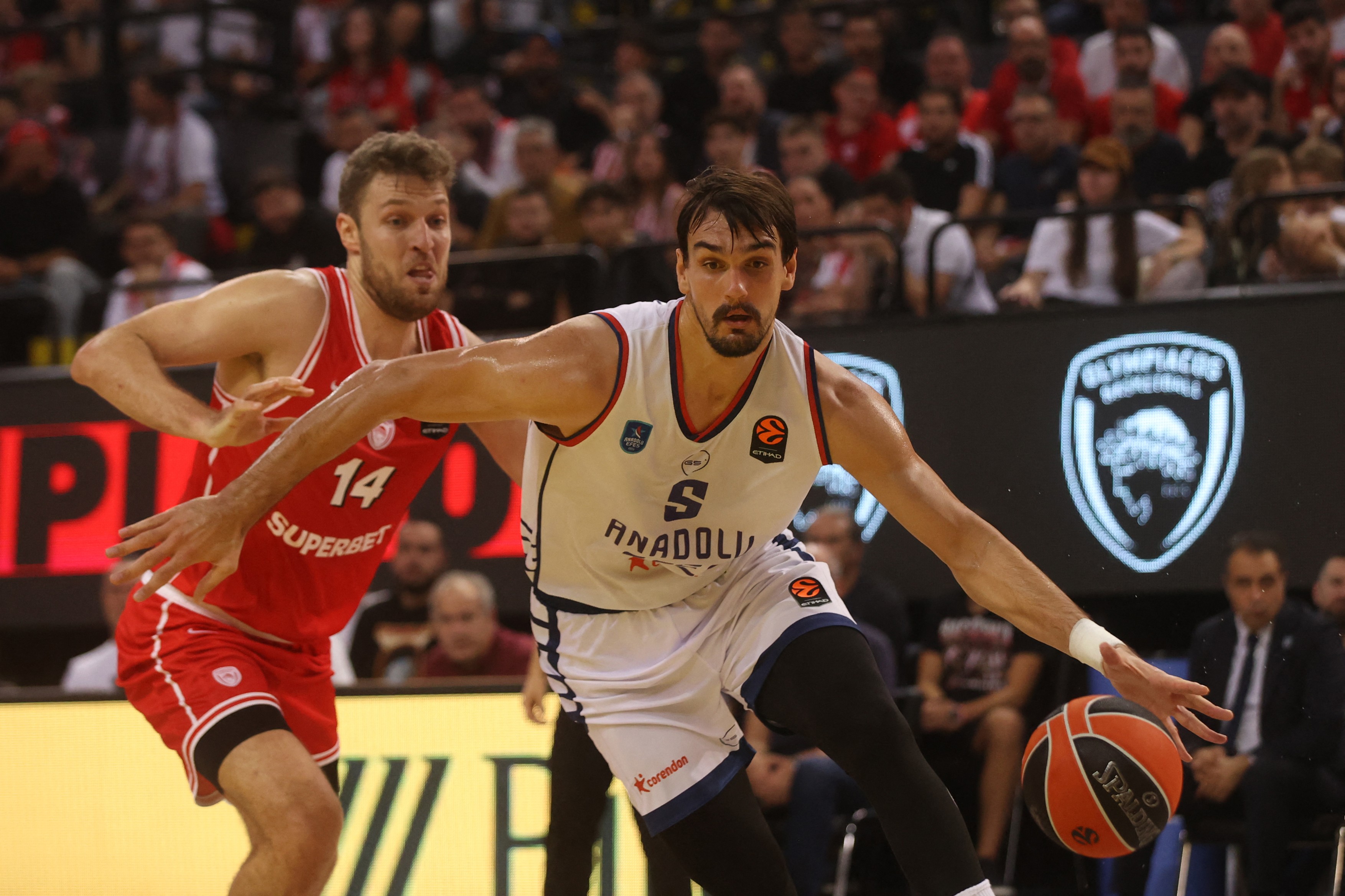 Dario Saric (5) of Anadolu/ABACAPRESS.COM Efes competes against Sasha Vezenkov (14) of Olympiacos